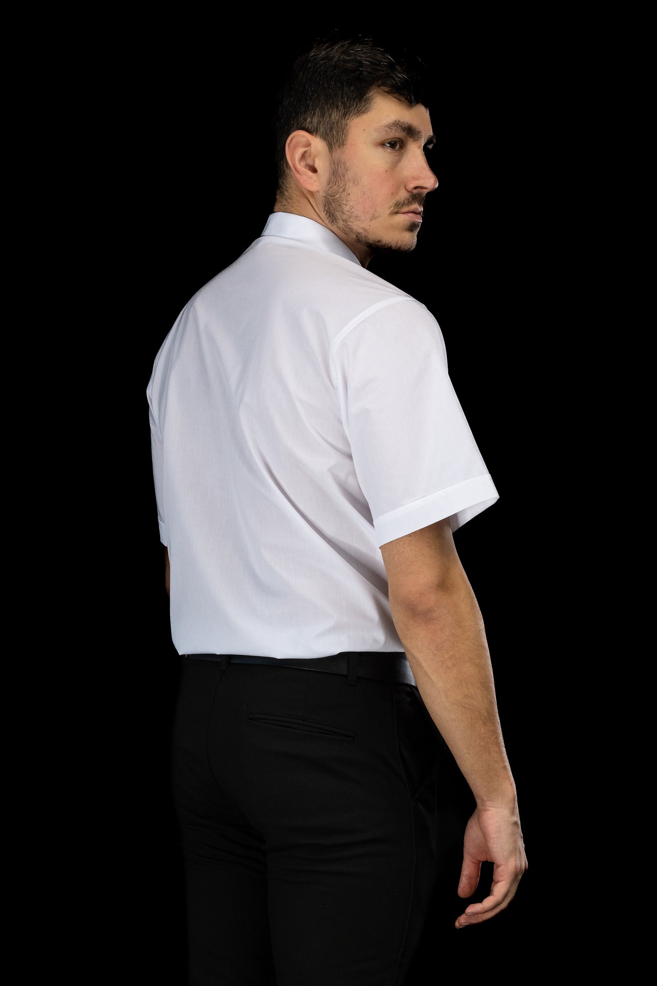 Camisa clerical blanca de manga corta con alzacuello
