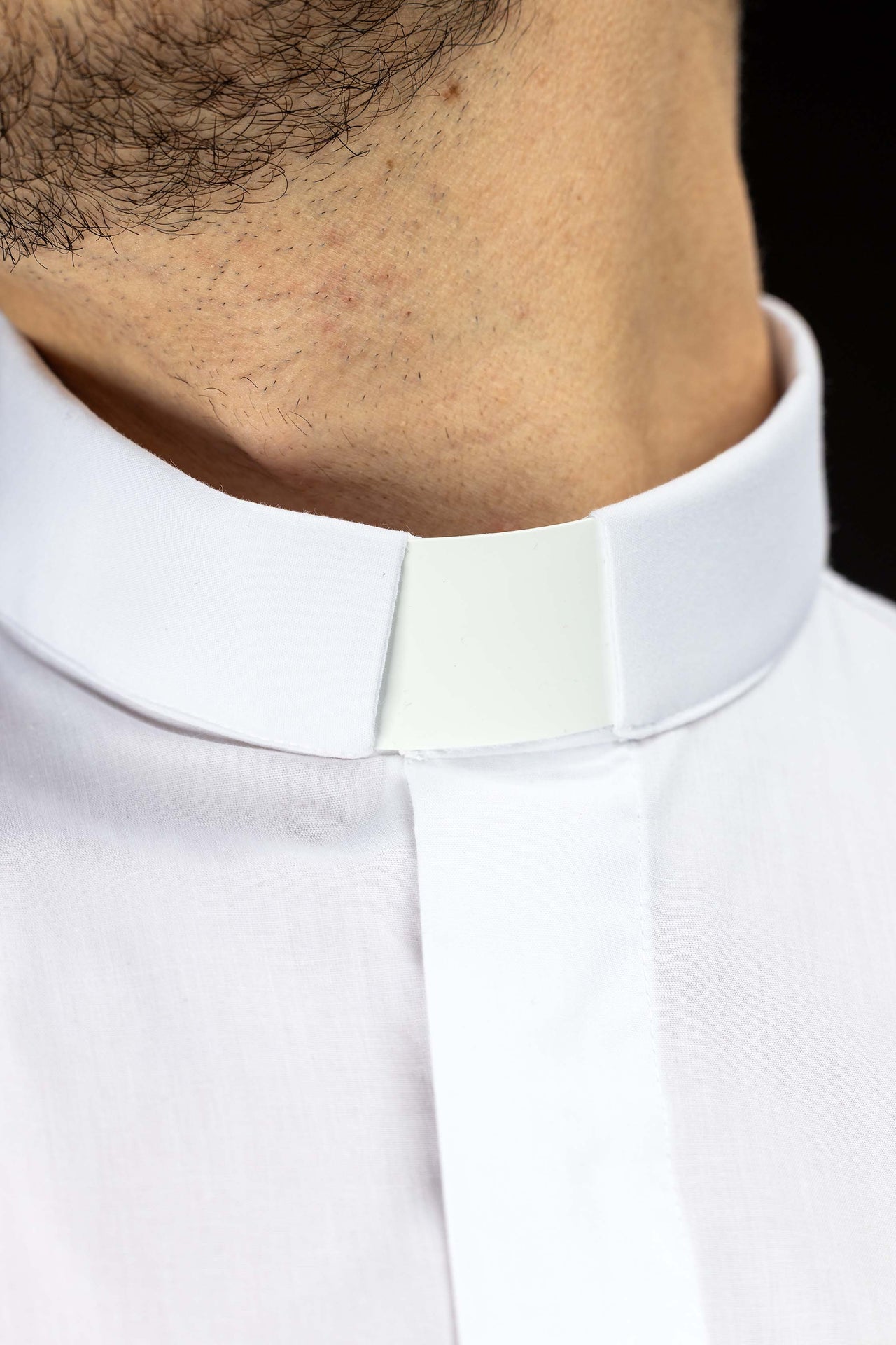 Camisa clerical blanca de manga corta con alzacuello