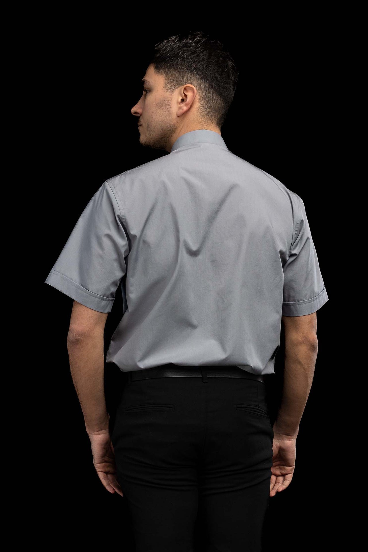 Camisa clerical gris claro de manga corta con alzacuello