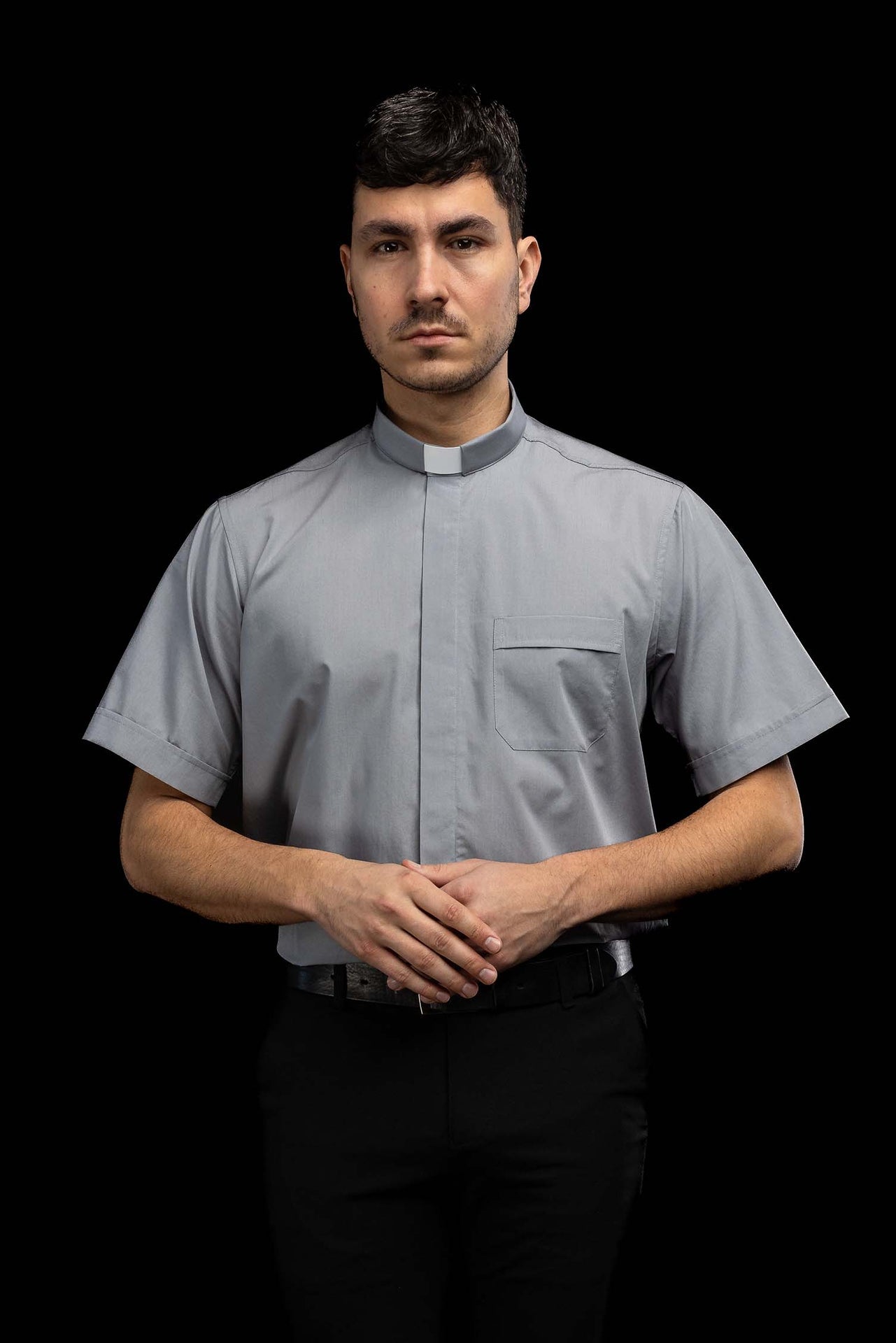 Camisa clerical gris claro de manga corta con alzacuello