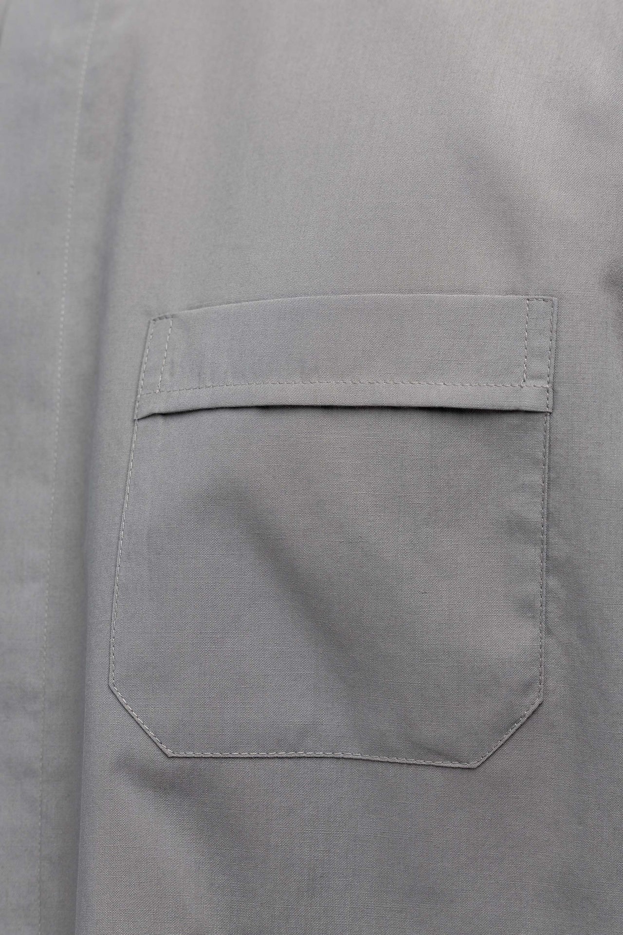 Camisa clerical gris claro de manga corta con alzacuello