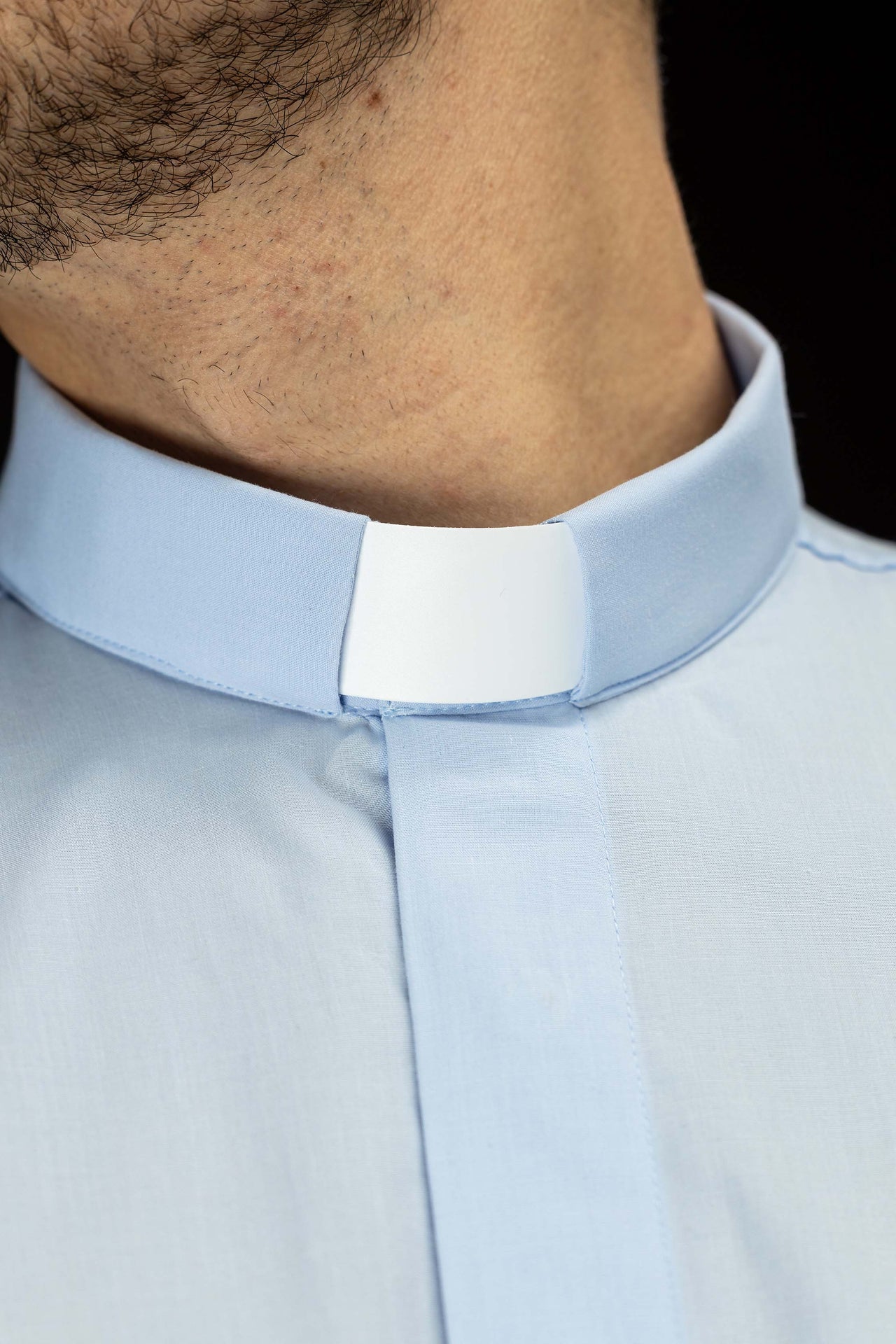 Camisa clerical azul de manga corta con alzacuello