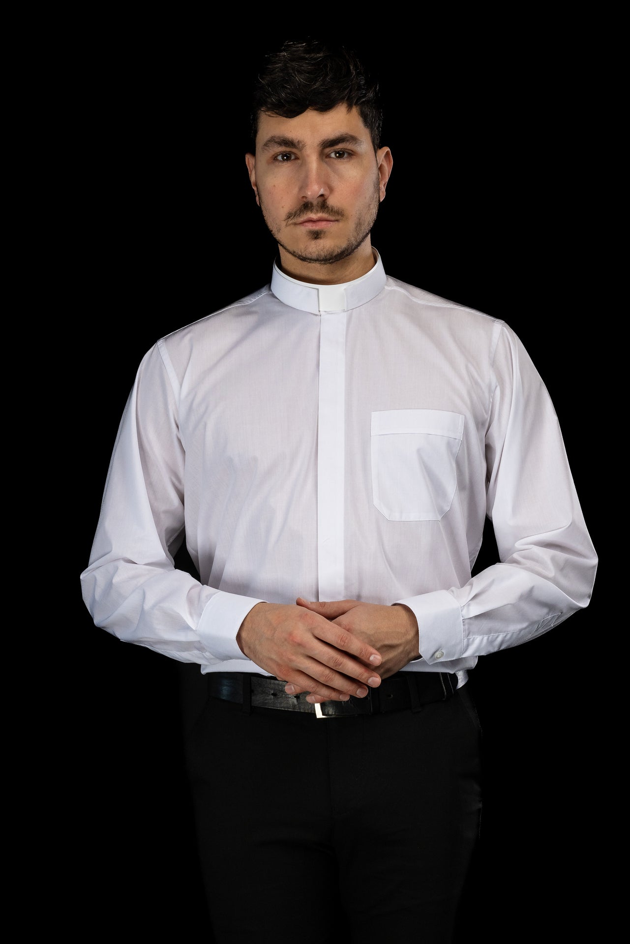 Camisa clerical romana blanca de manga larga con alzacuello