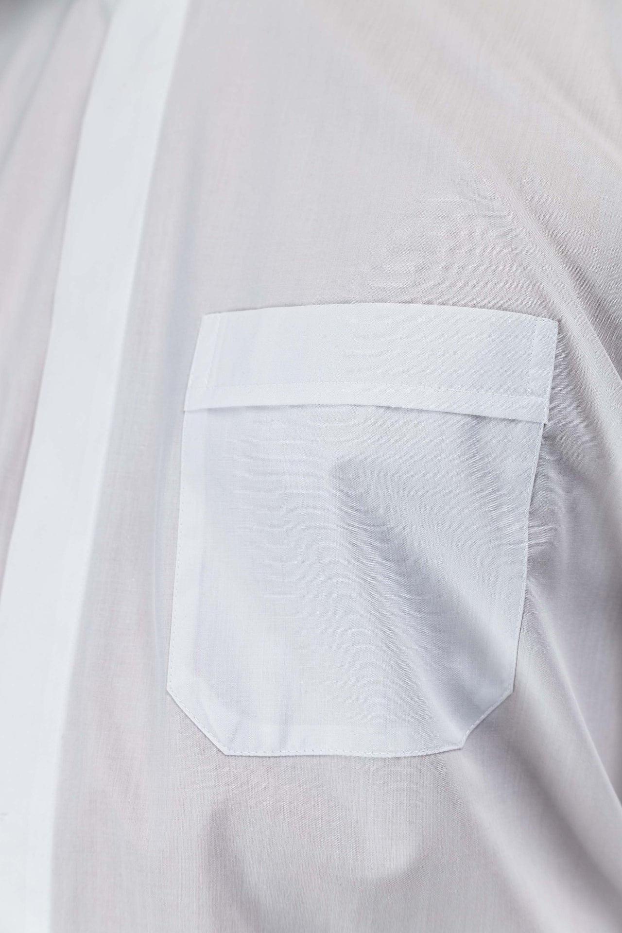 Camisa clerical romana blanca de manga larga con alzacuello
