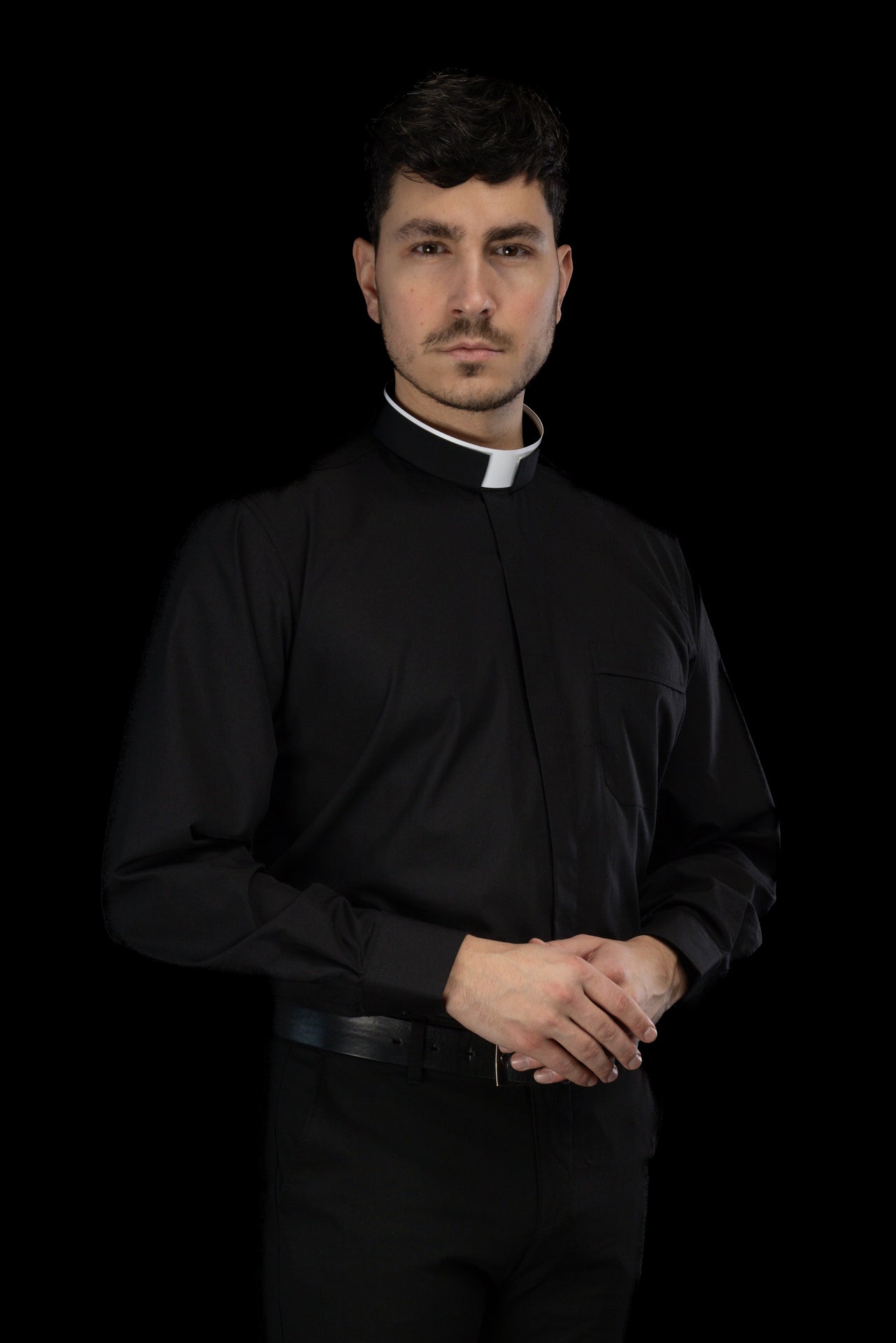 Camisa clerical romana negra de manga larga con alzacuello