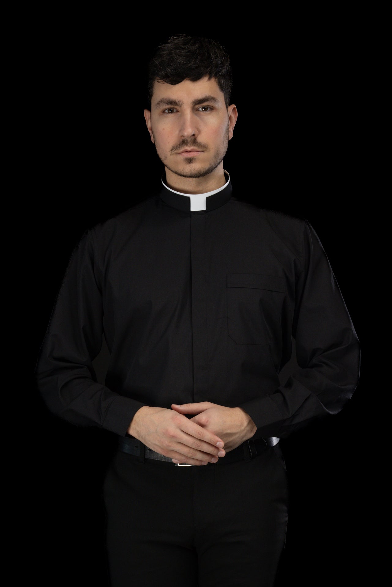 Camisa clerical romana negra de manga larga con alzacuello