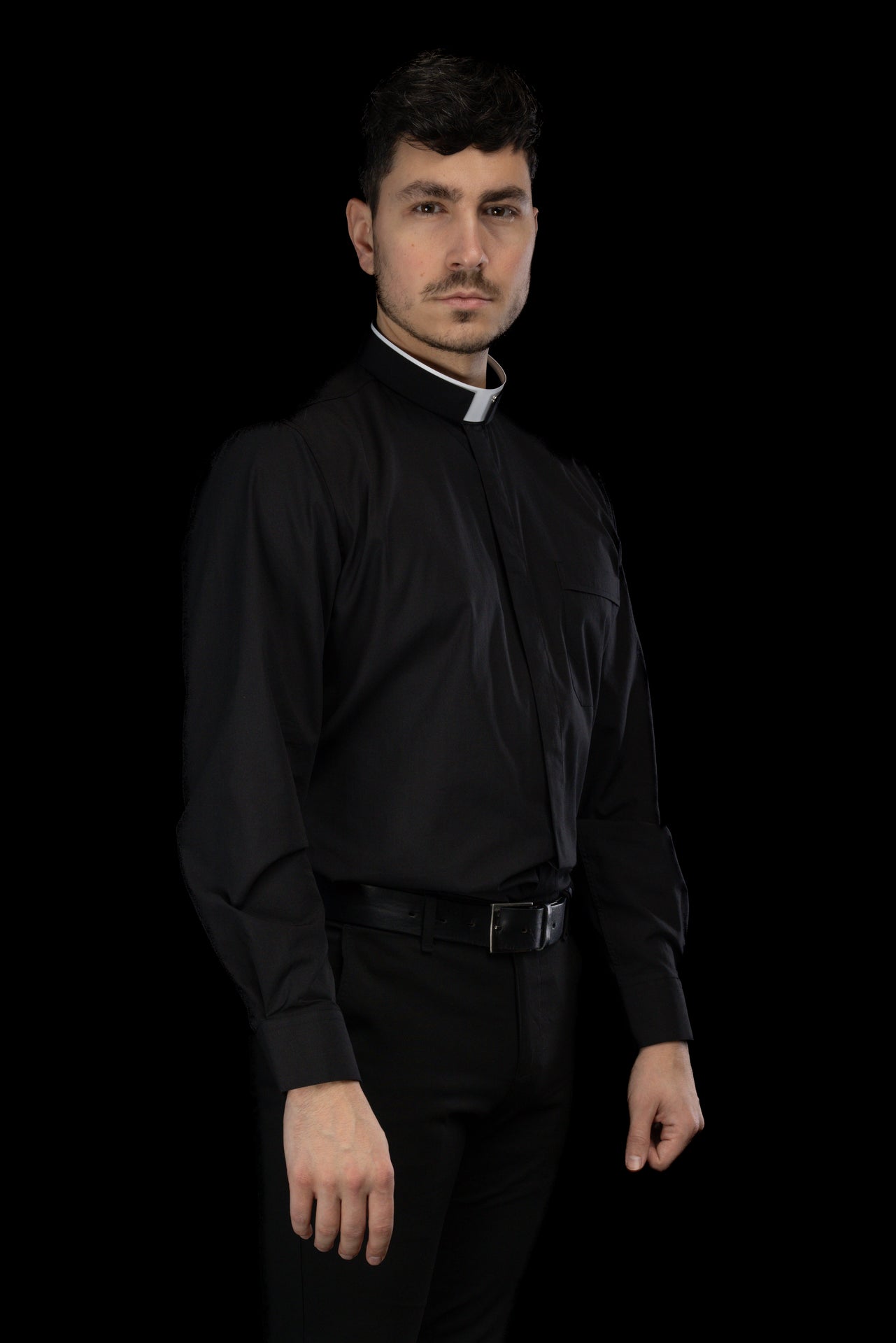 Camisa clerical romana negra de manga larga con alzacuello