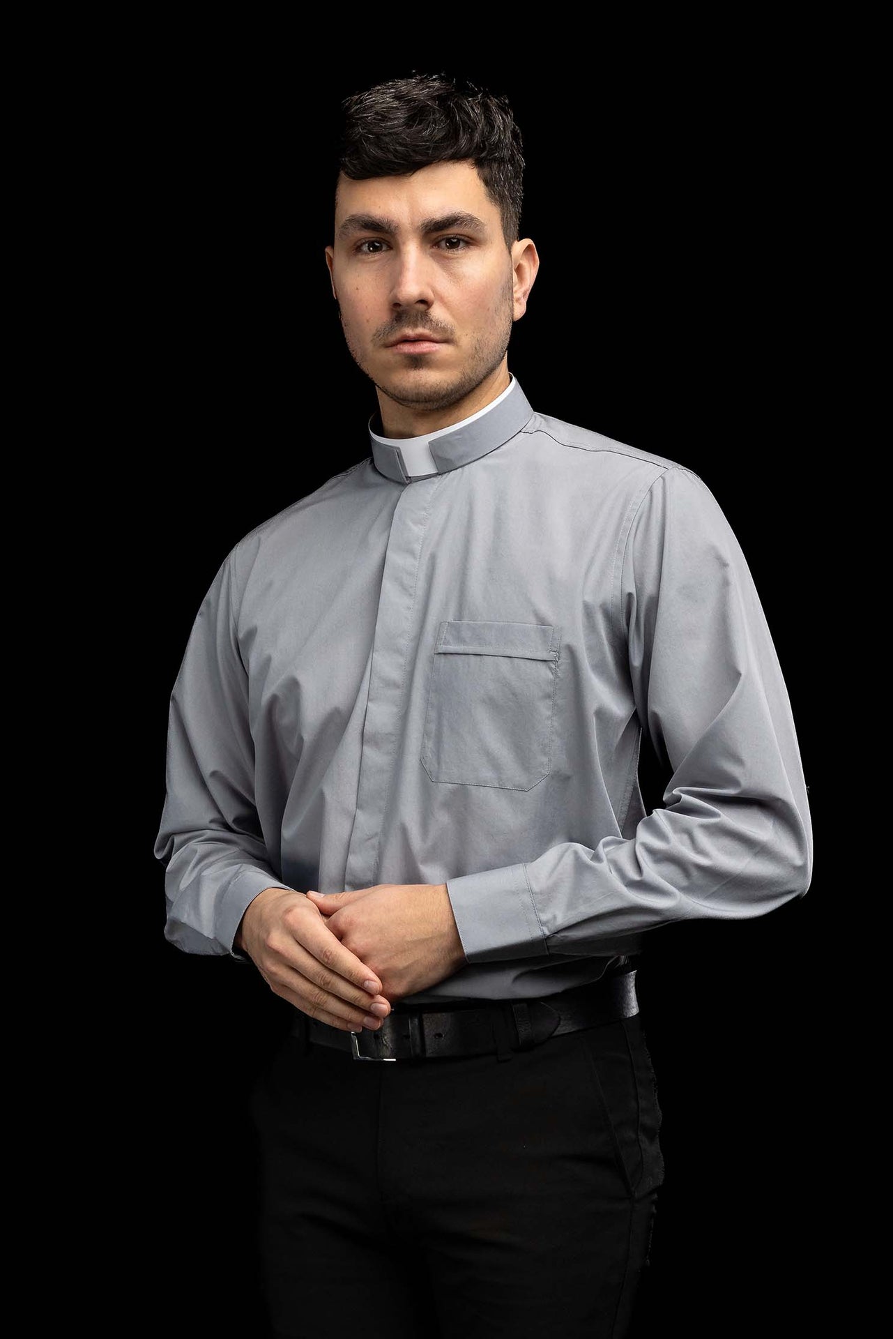 Camisa clerical romana gris claro de manga larga con alzacuello