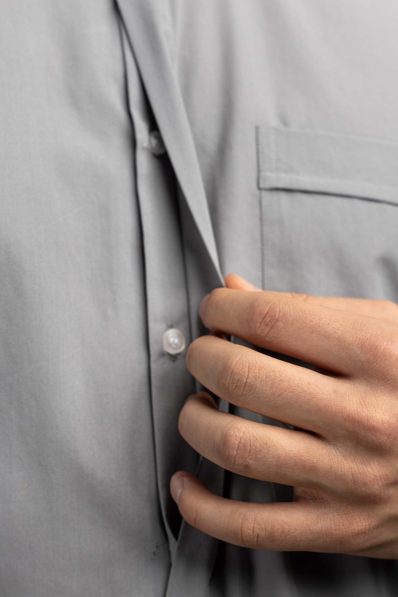Camisa clerical romana gris claro de manga larga con alzacuello