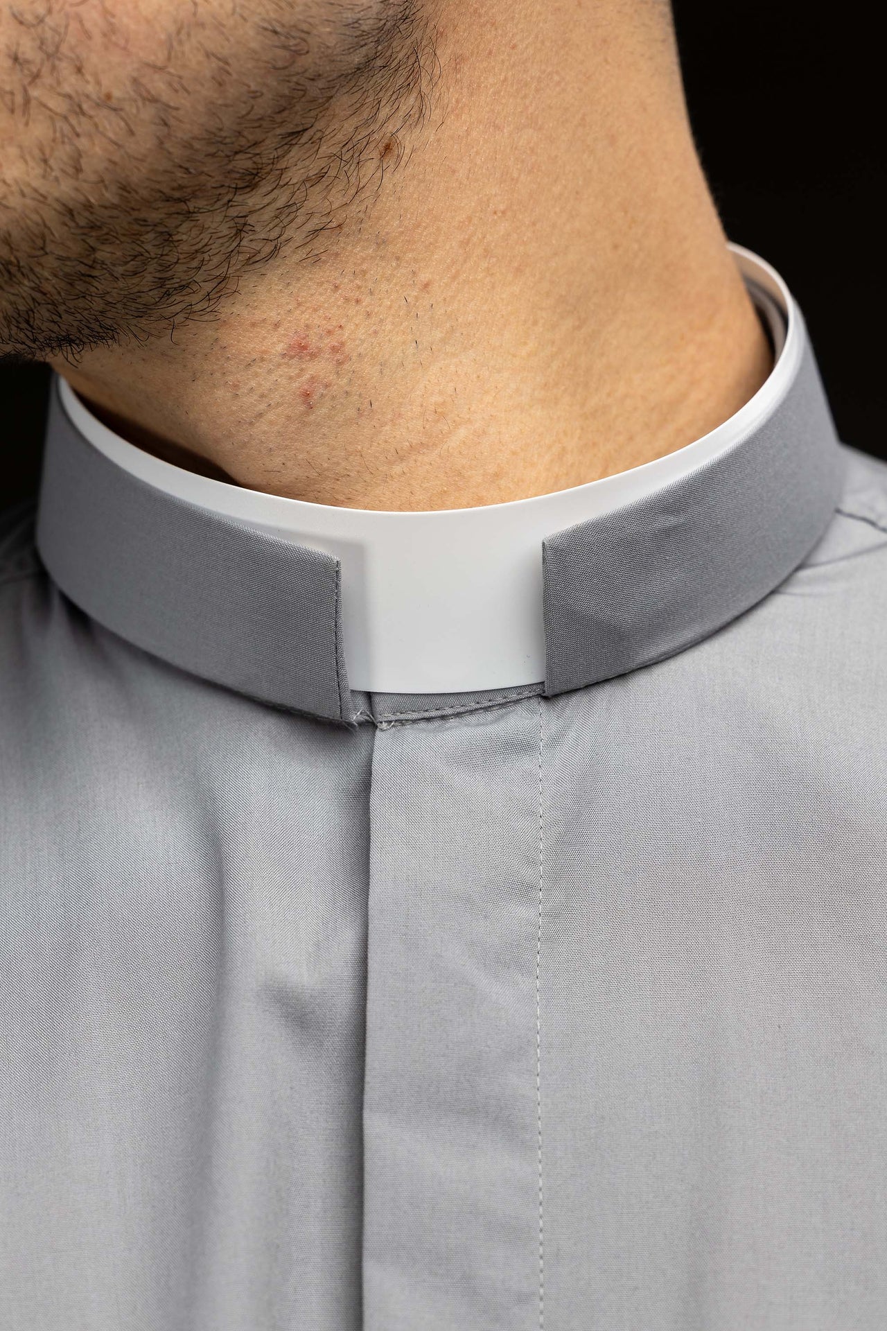 Camisa clerical romana gris claro de manga larga con alzacuello