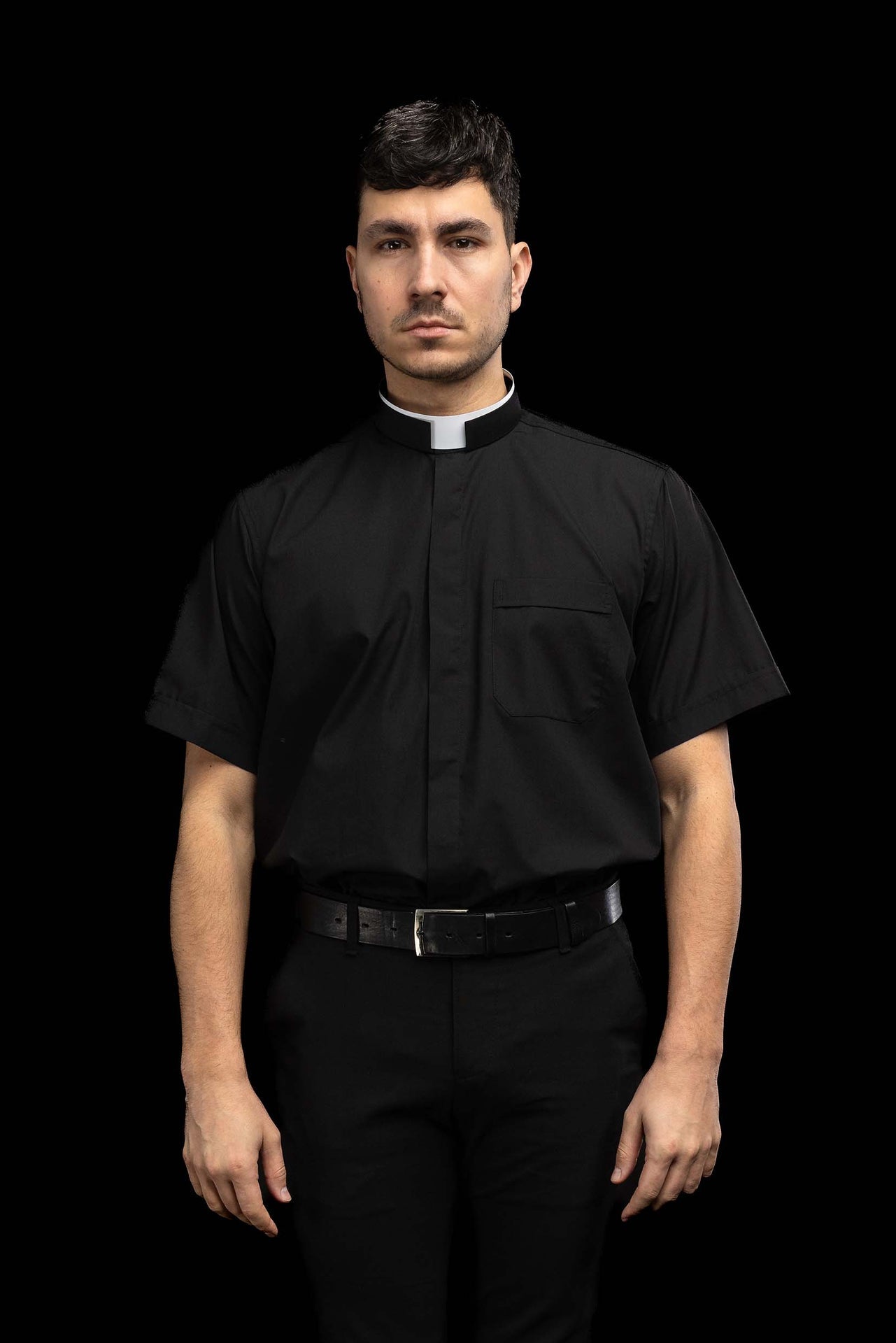 Camisa clerical romana negra de manga corta con alzacuello