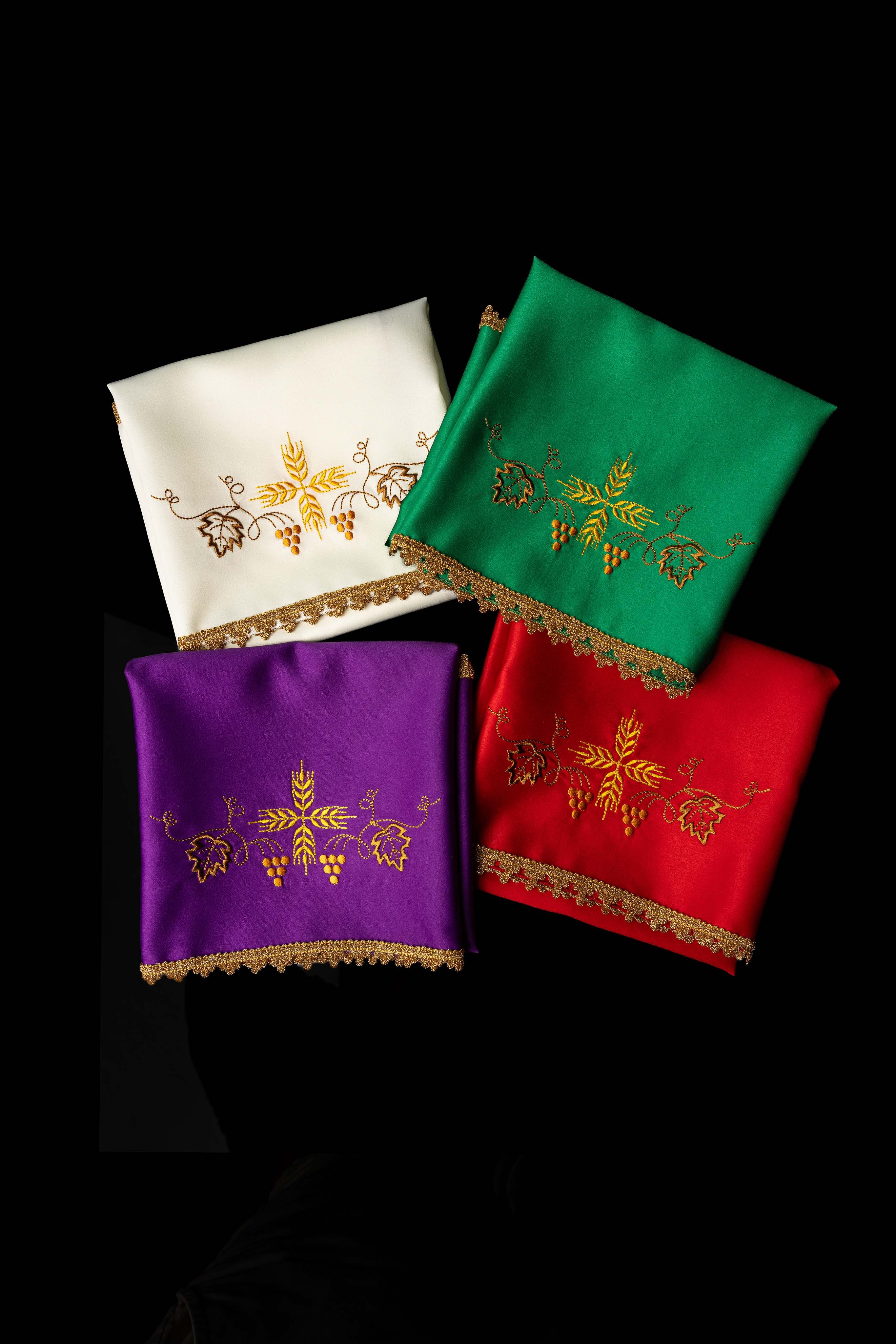 Conjunto de 4 capas de cálice bordadas - quatro cores