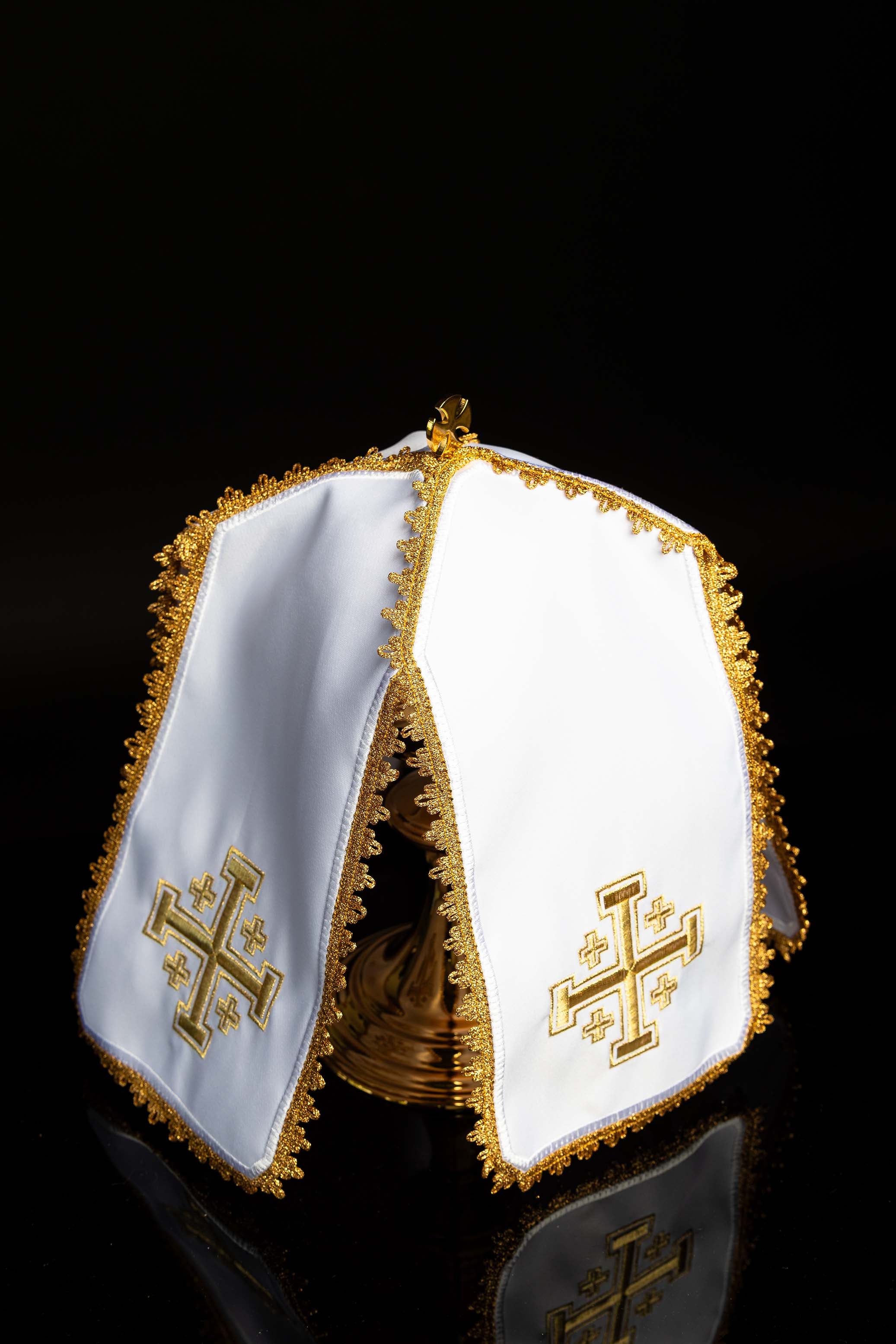 Capa de cibório com bordado dourado, Cruz de Jerusalém