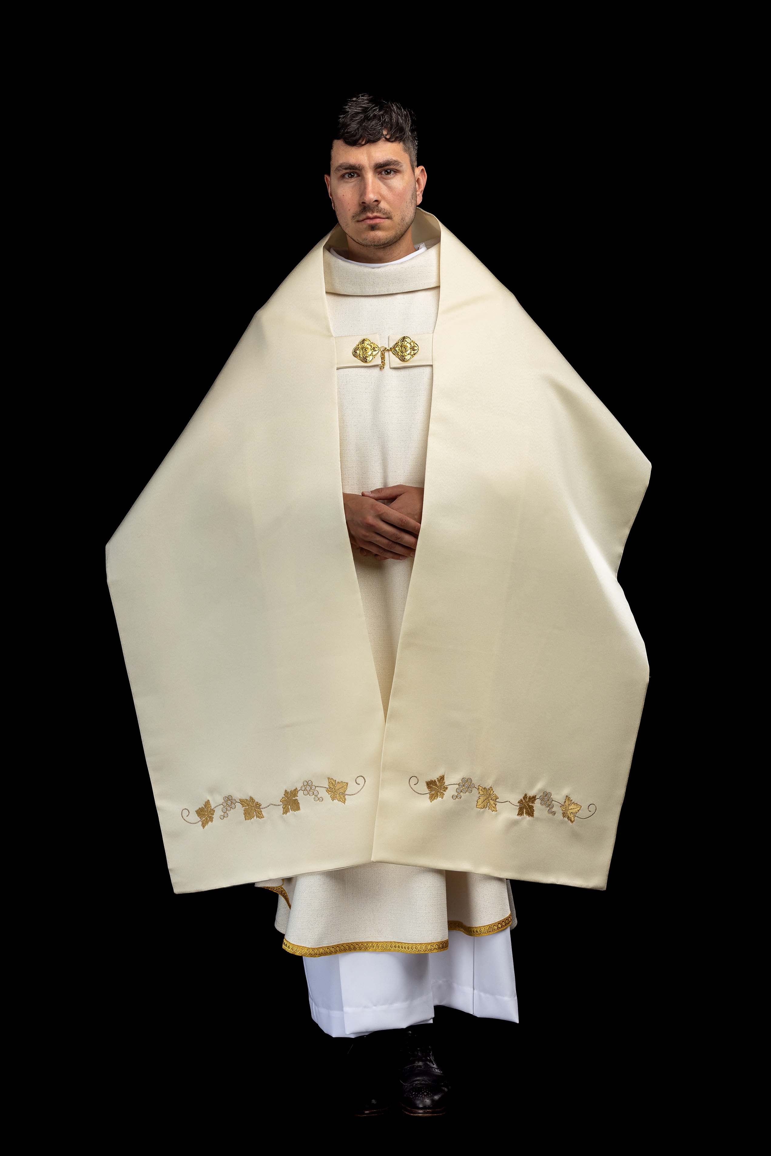 Véu com cruz bordada a cru