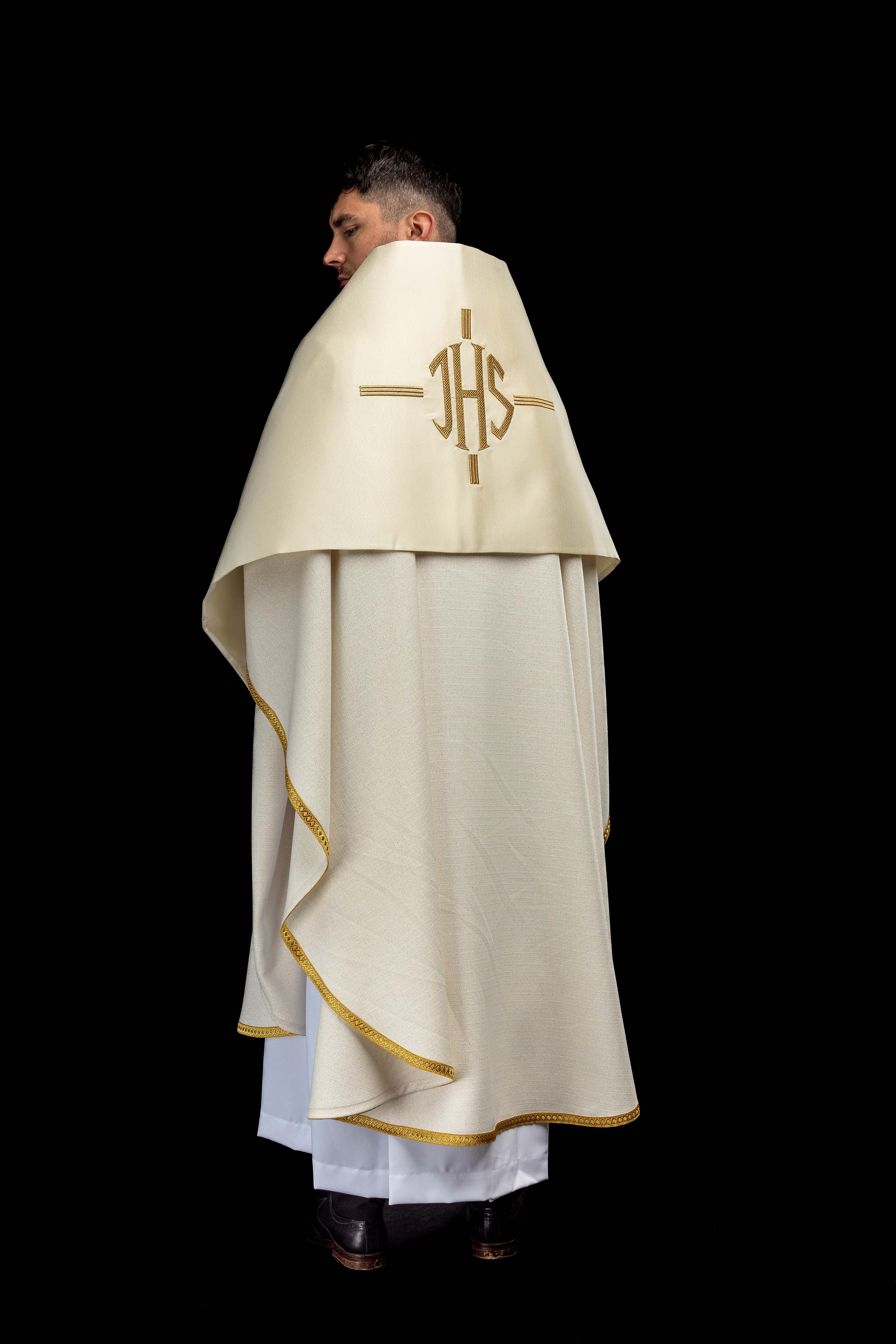 Pano de ombro IHS com detalhes dourados em cru
