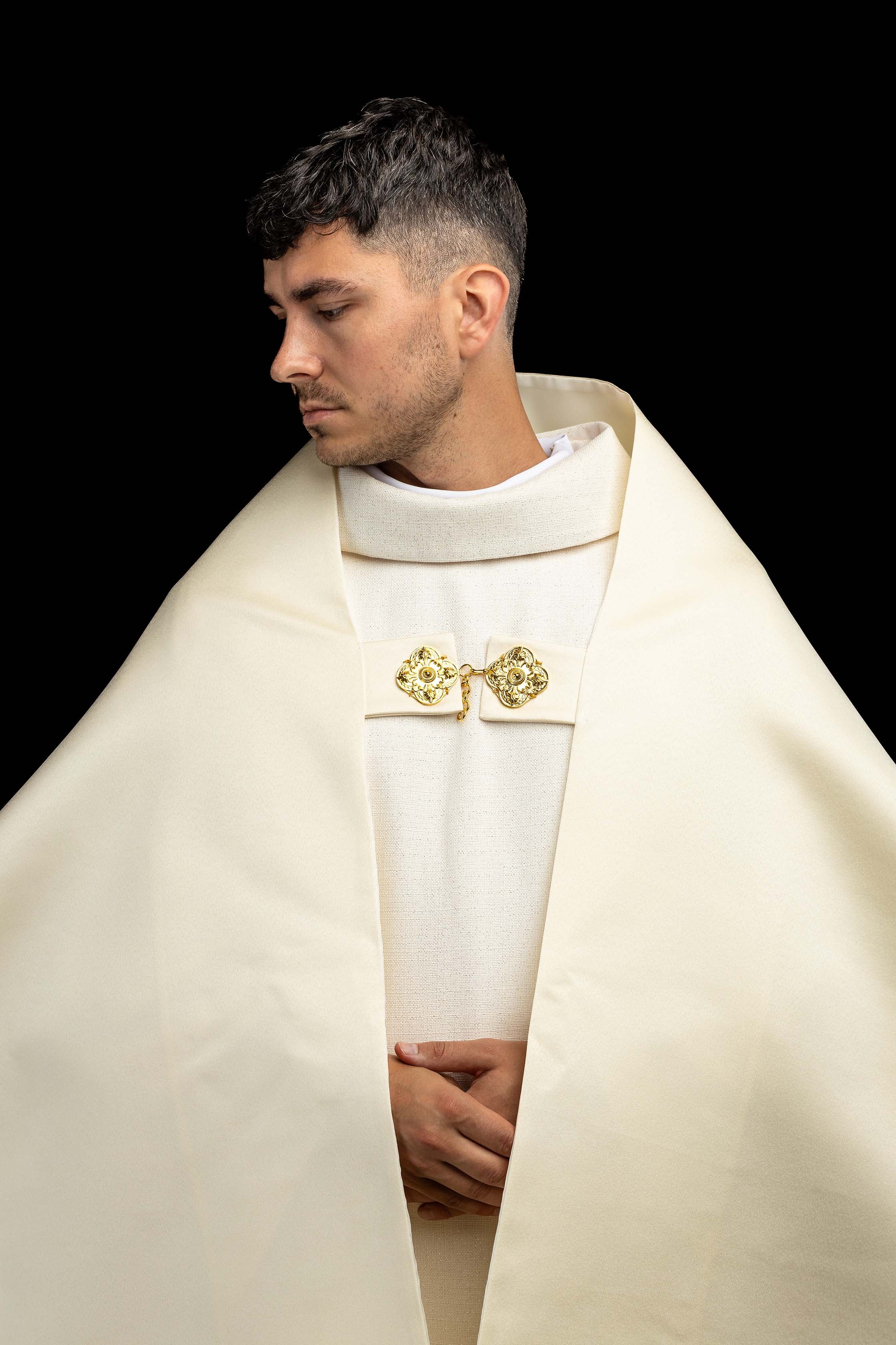 Pano de ombro IHS com detalhes dourados em cru