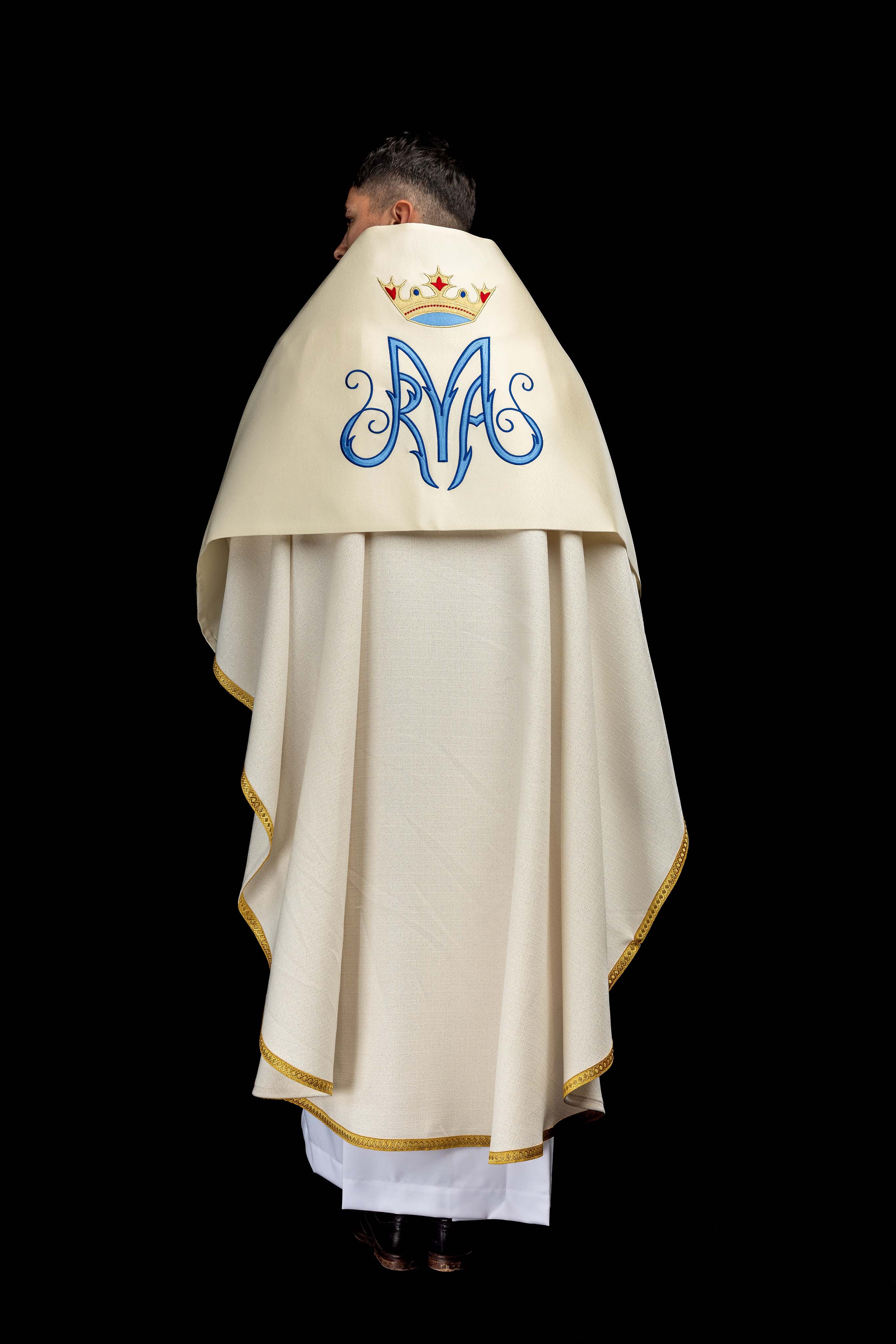 Pano de ombro com motivo mariano na cor cru
