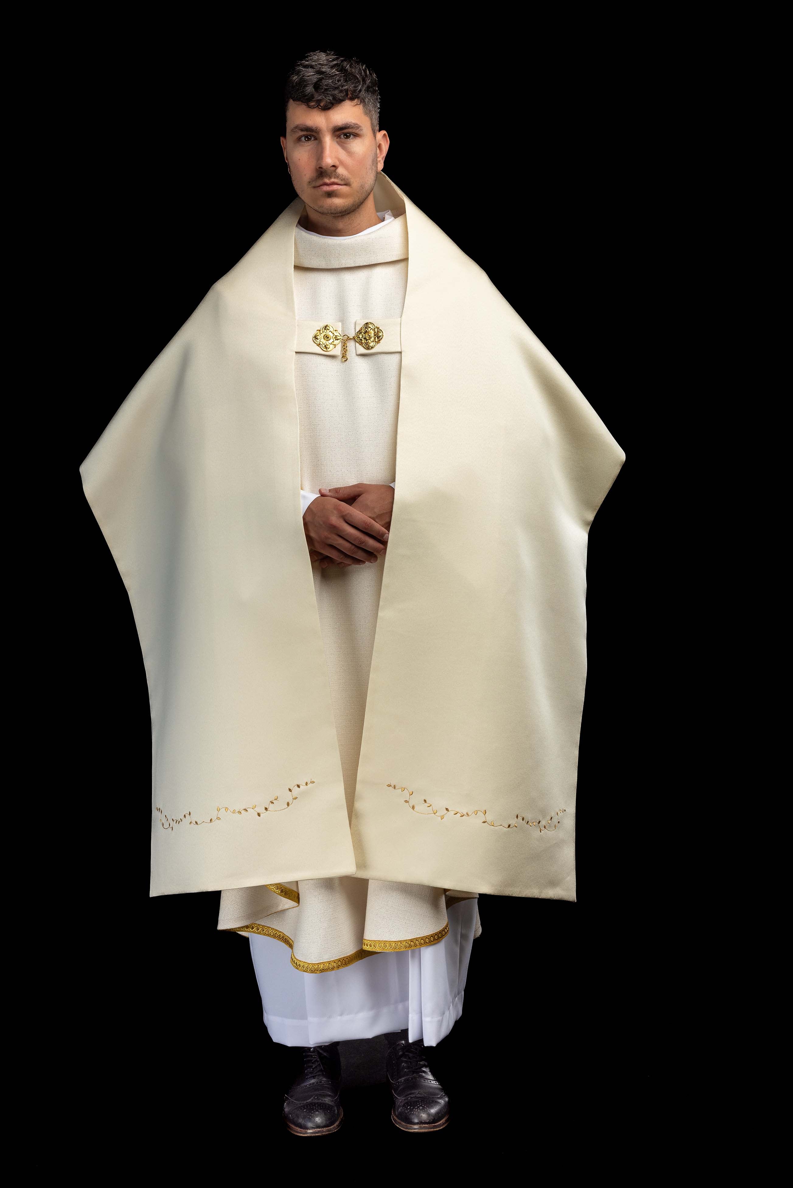 Pano de ombro com cruz na cor cru
