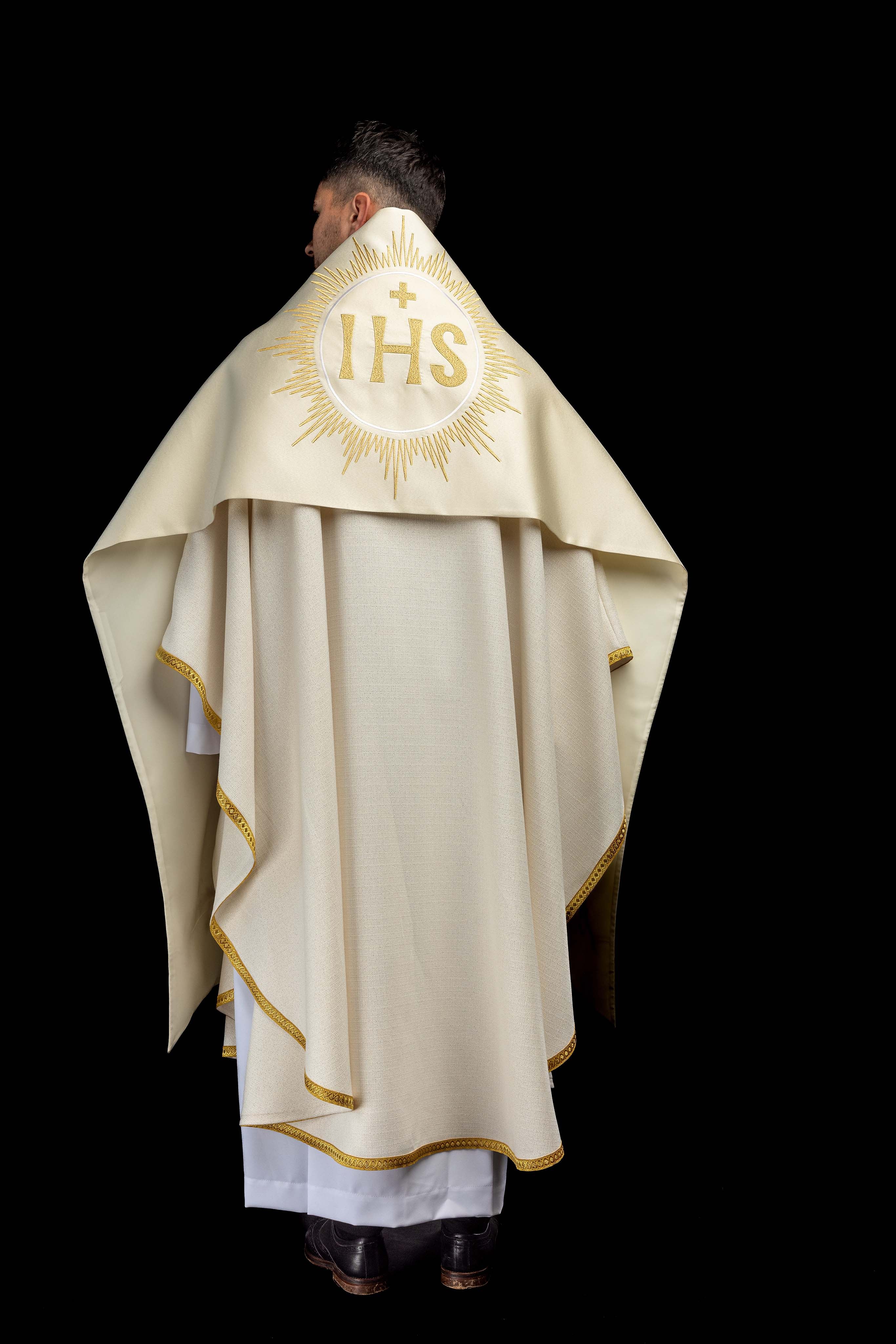 Pano de ombro com motivo de cruz em cru