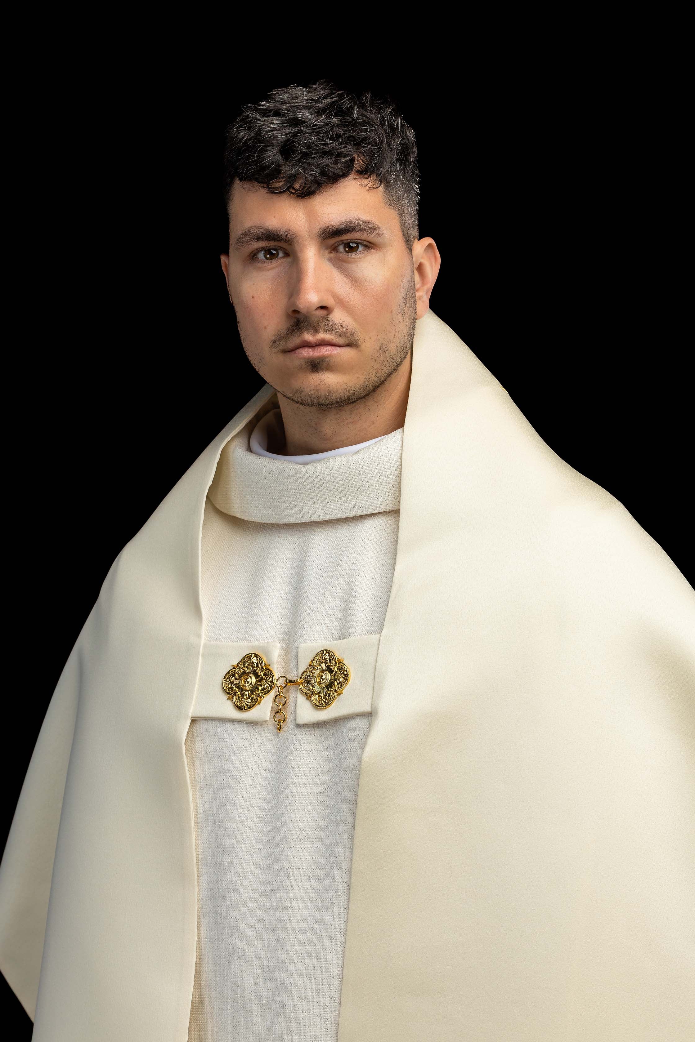 Pano de ombro com motivo de cruz em cru