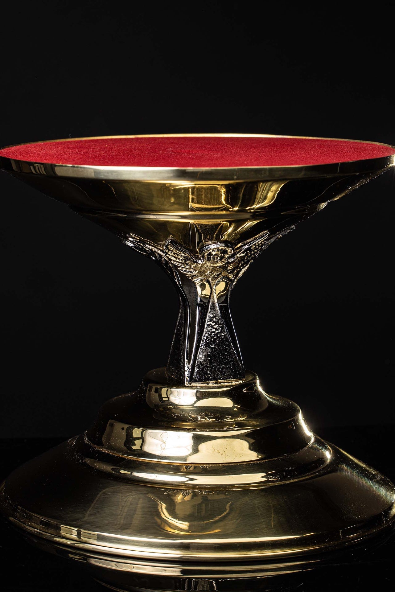 Trono artesanal de latón bañado en oro para custodia