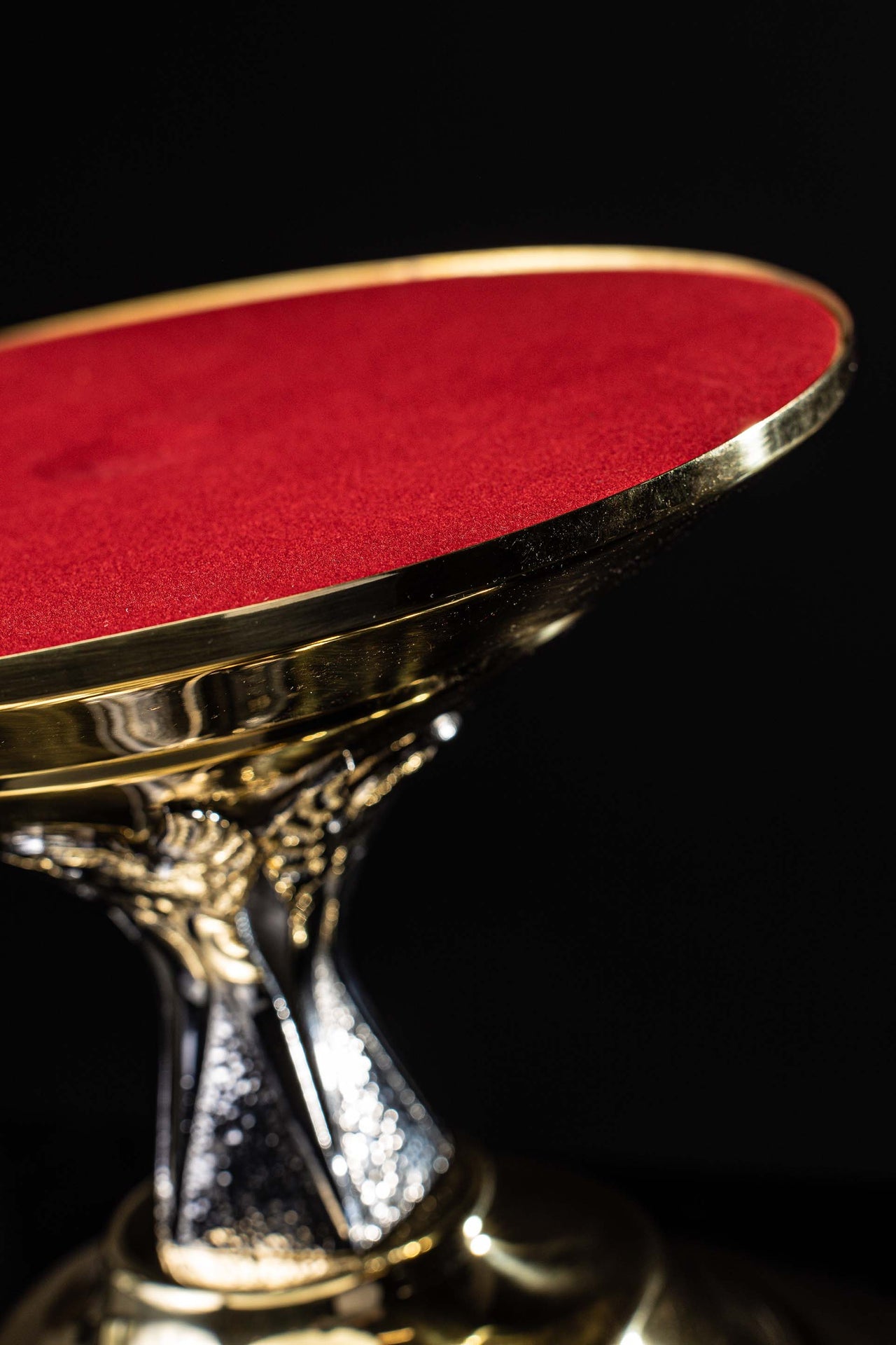 Trono artesanal de latón bañado en oro para custodia