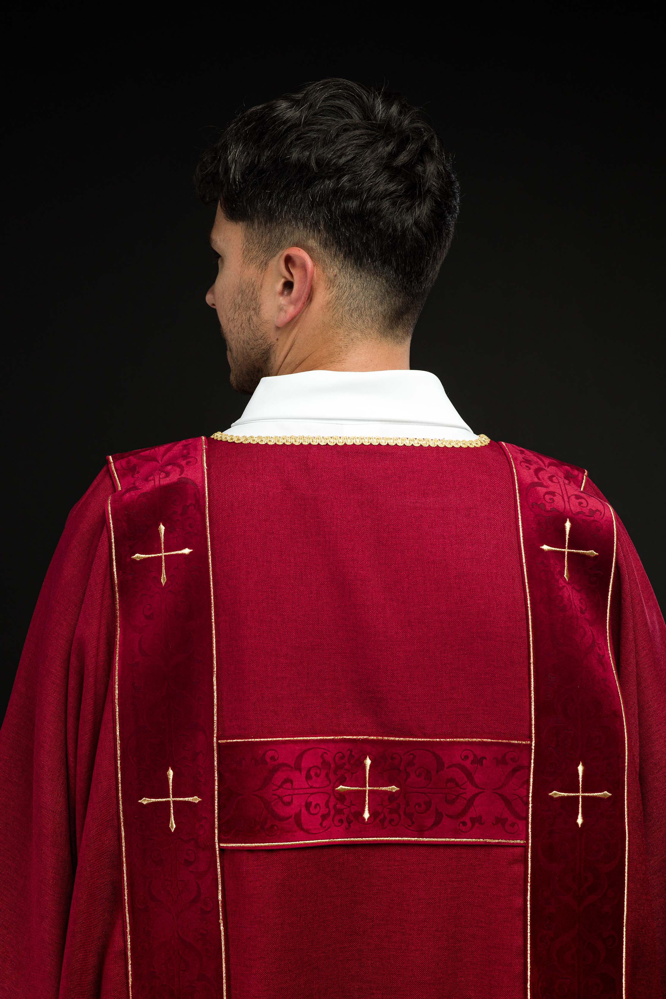 Dalmática com fitas de veludo e cruzes douradas bordadas a vermelho