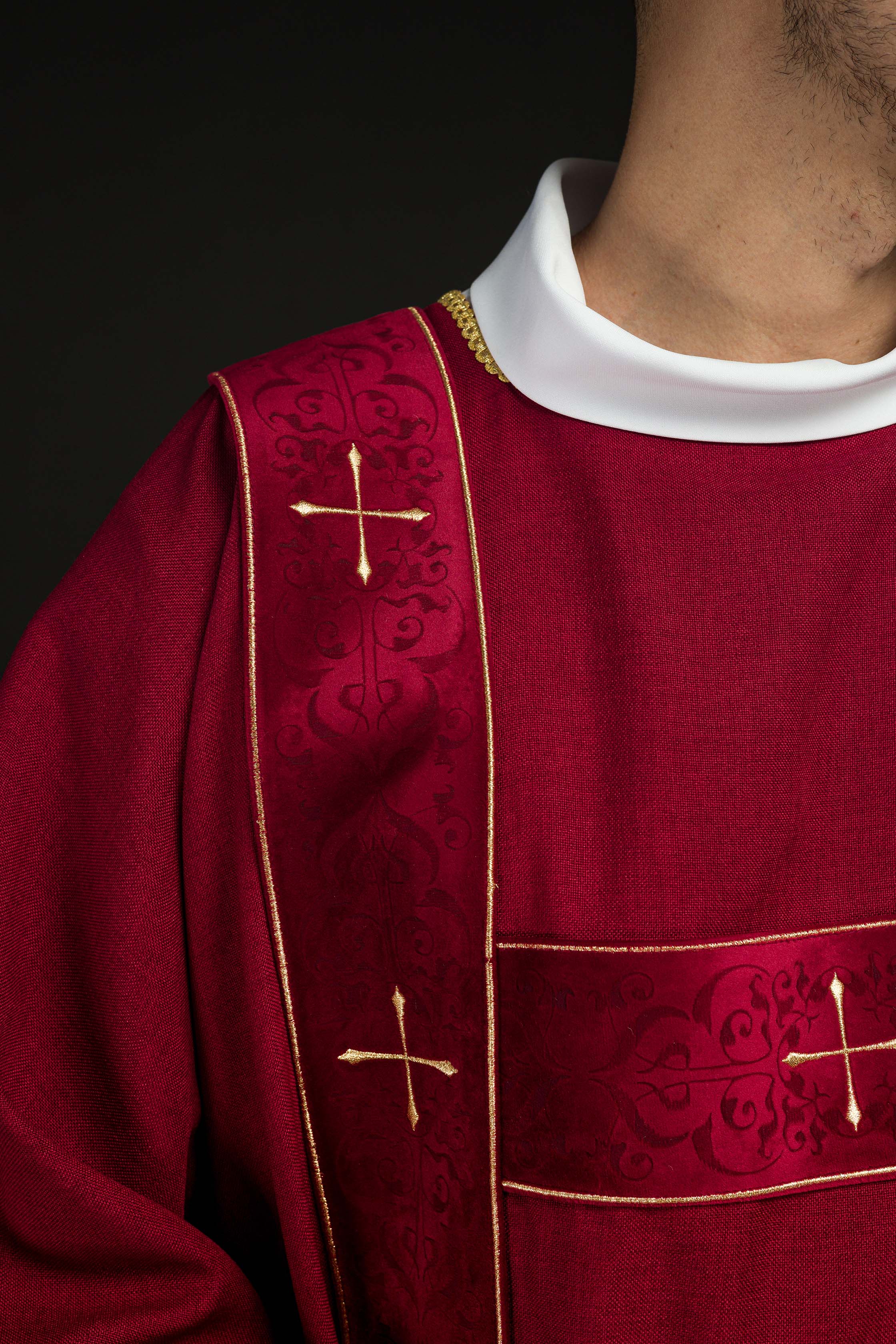 Dalmática com fitas de veludo e cruzes douradas bordadas a vermelho