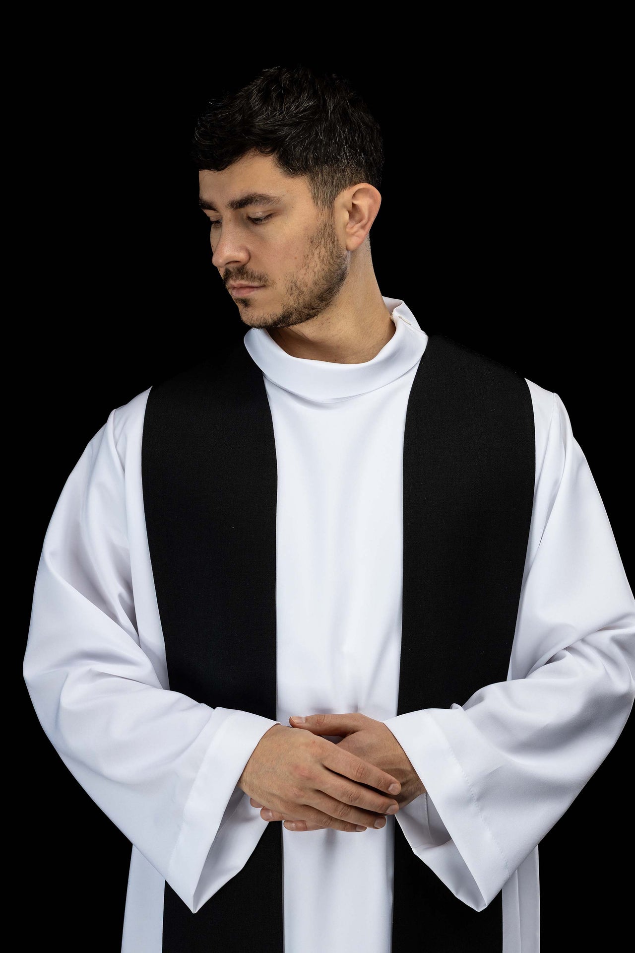 Stuła haftowana z symbolem krzyża aksamit czarna - ORNATY.PL