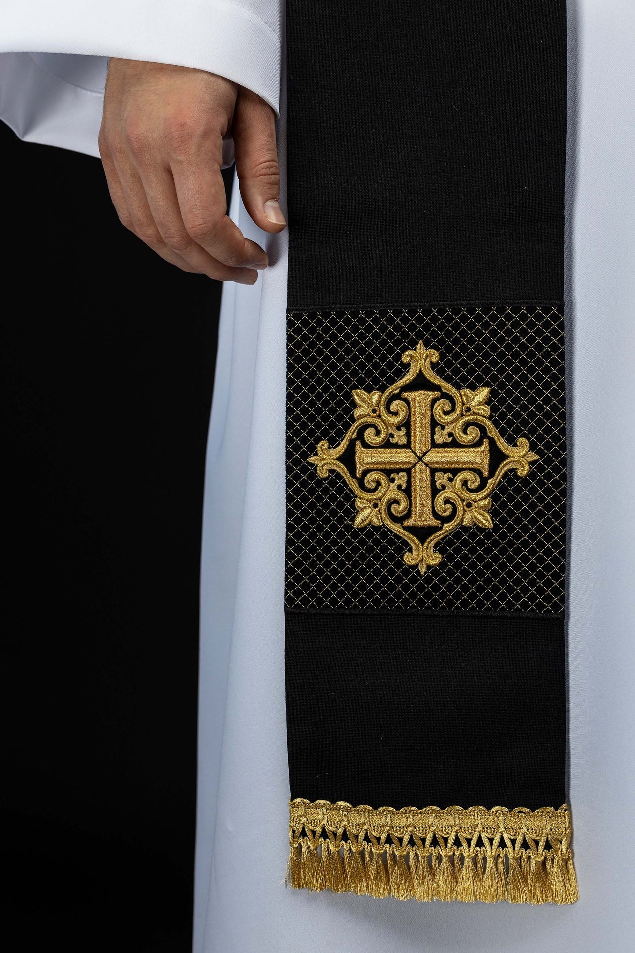 Stuła haftowana z symbolem krzyża aksamit czarna - ORNATY.PL