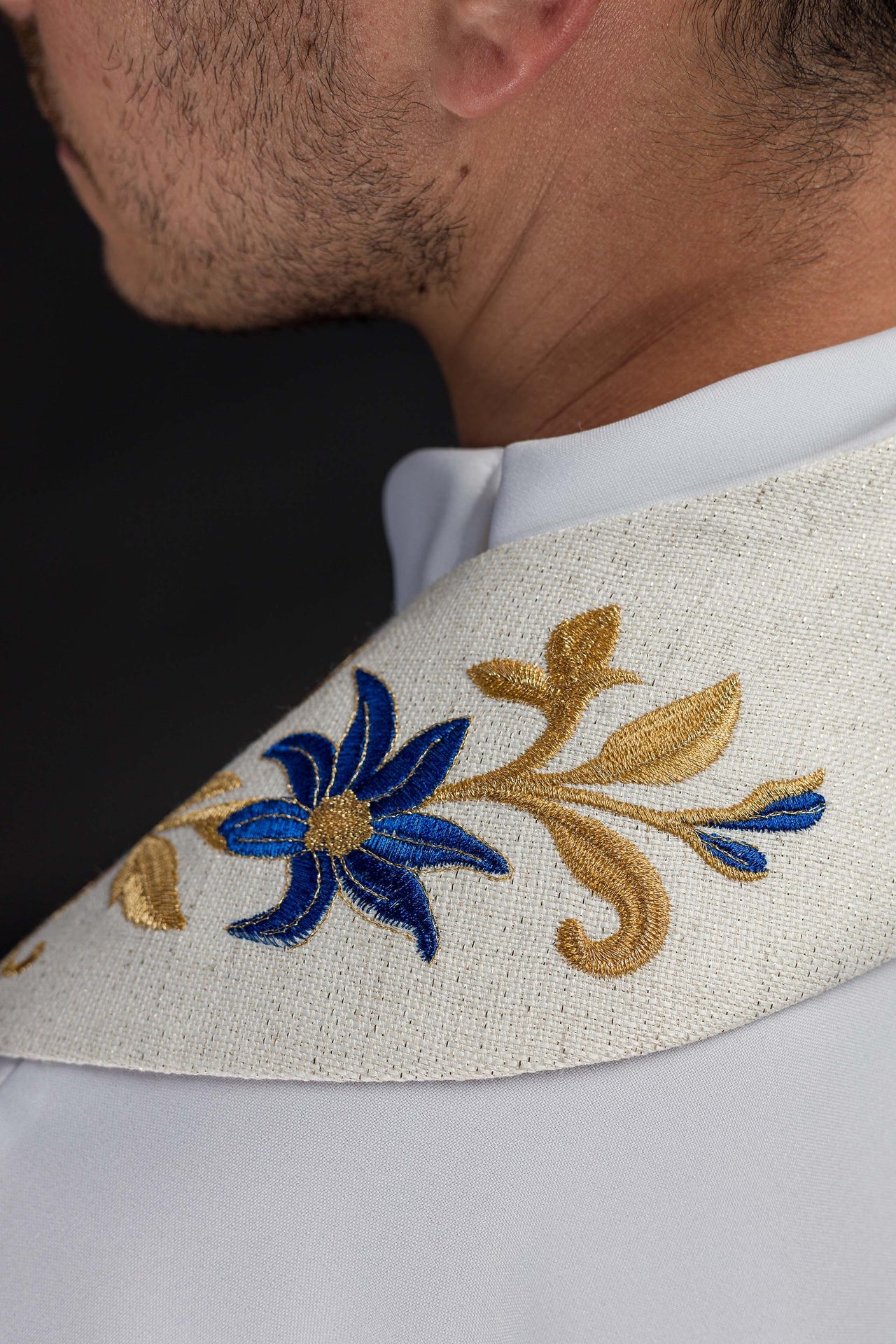 Estola bordada con símbolo mariano