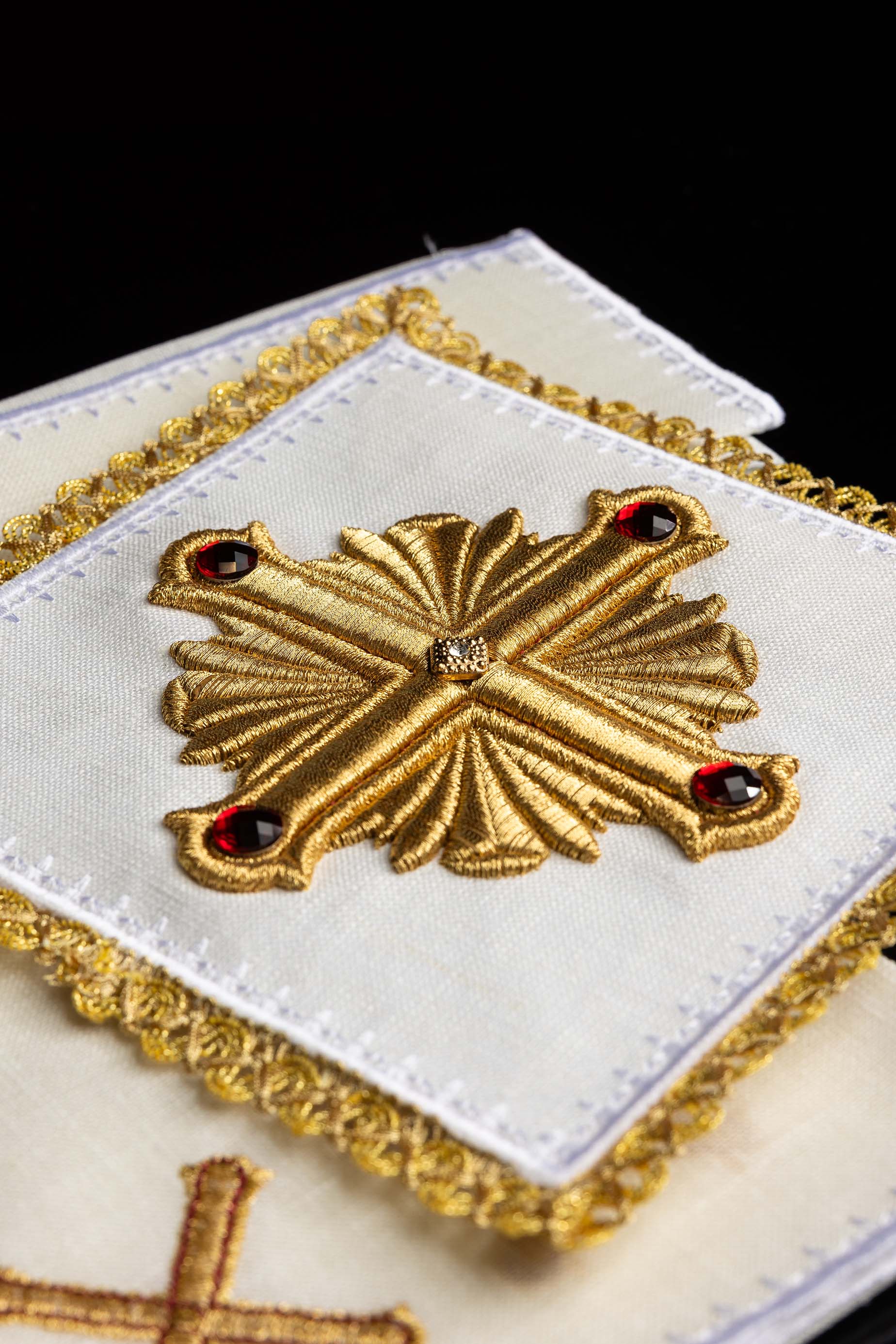 Altar em linho ricamente bordado com cruz e pedras