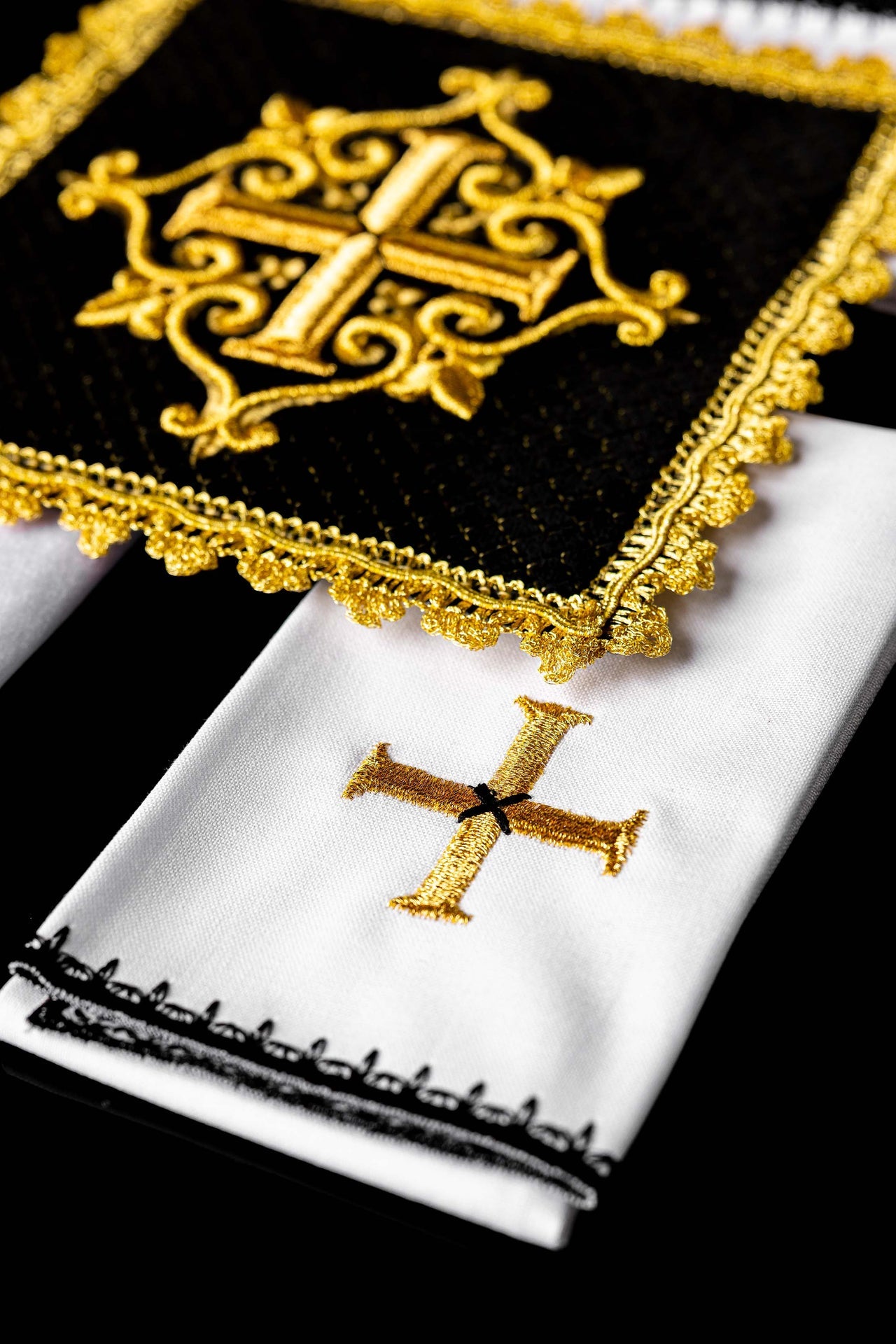 Bielizna kielichowa z haftowanym krzyżem aksamit czarna