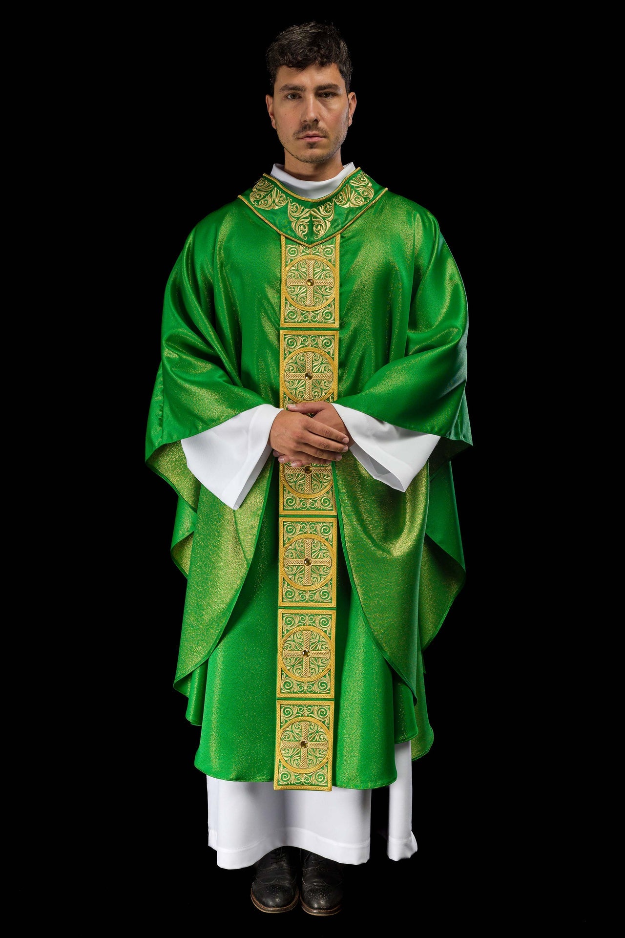 Casulla verde ricamente bordada y decorada con piedras