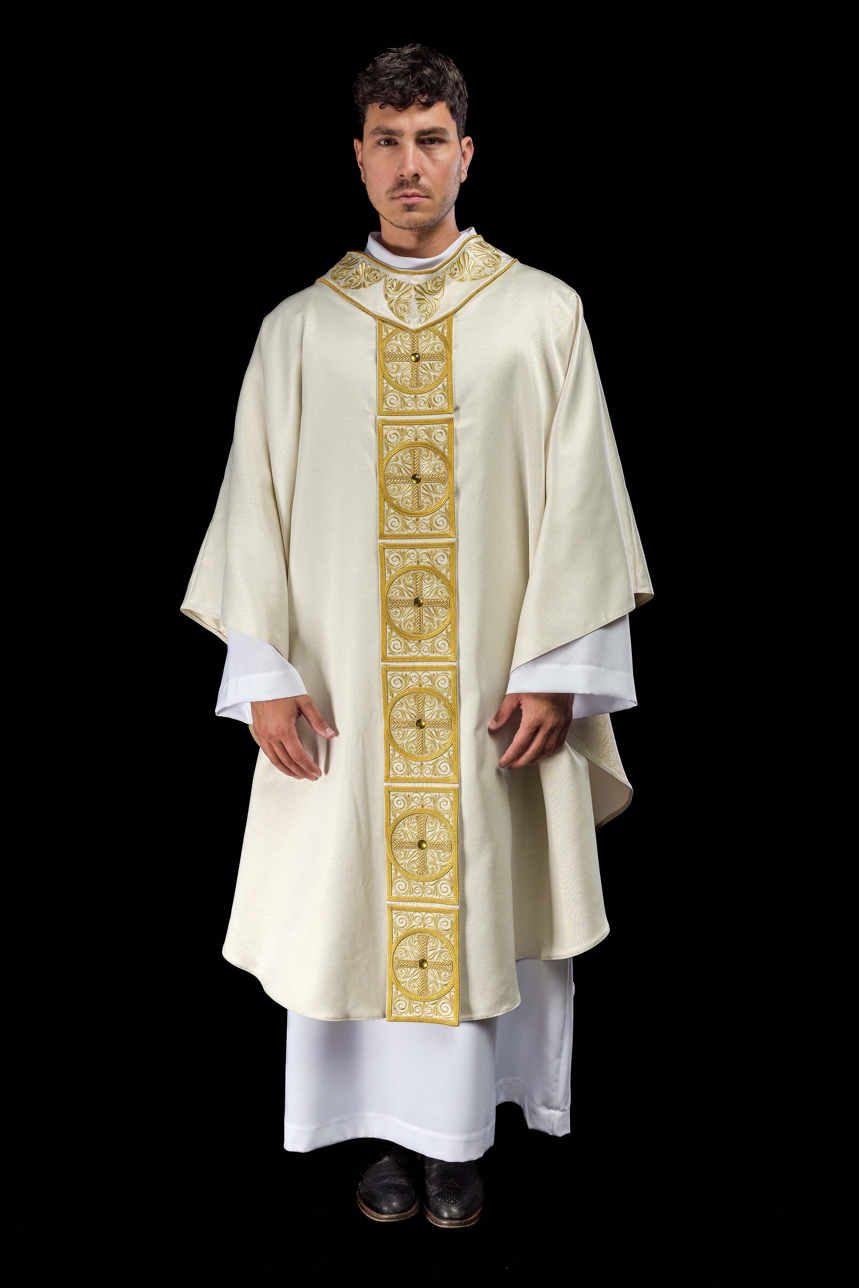 Casula de marfim ricamente bordada e decorada com pedras