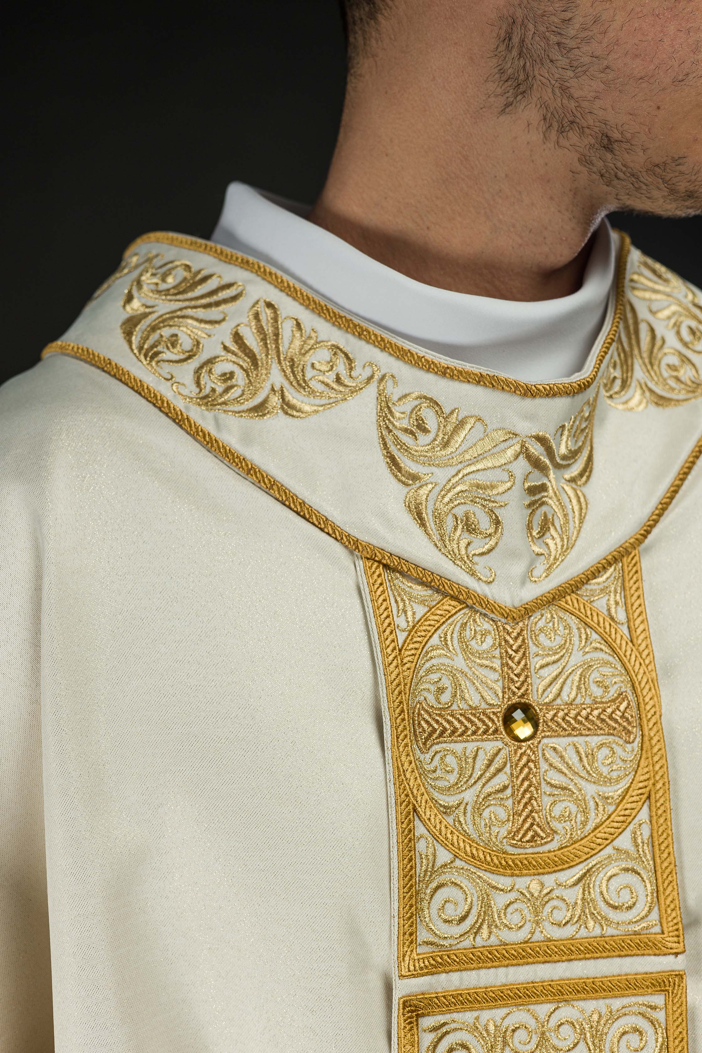 Casula de marfim ricamente bordada e decorada com pedras