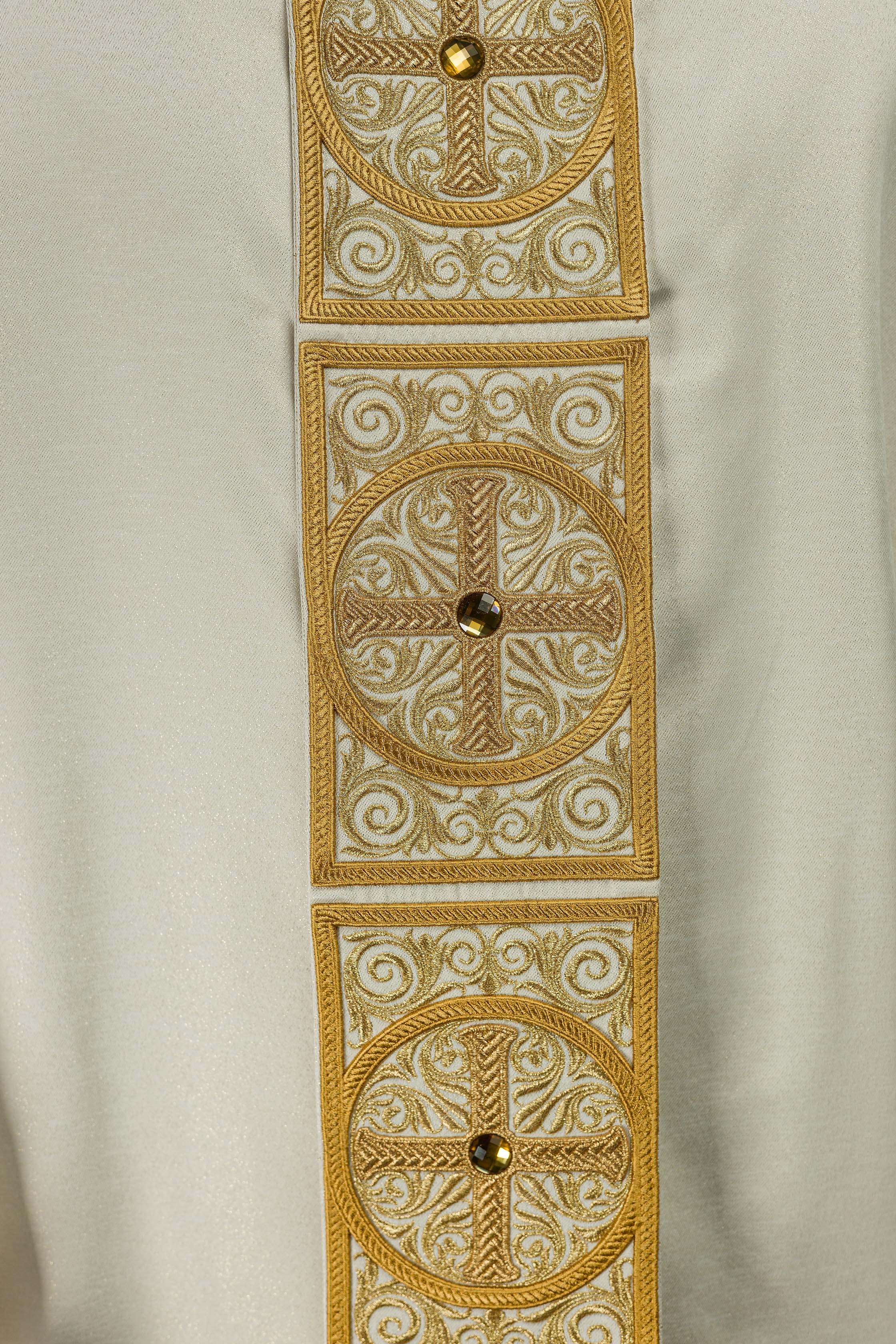 Casula de marfim ricamente bordada e decorada com pedras