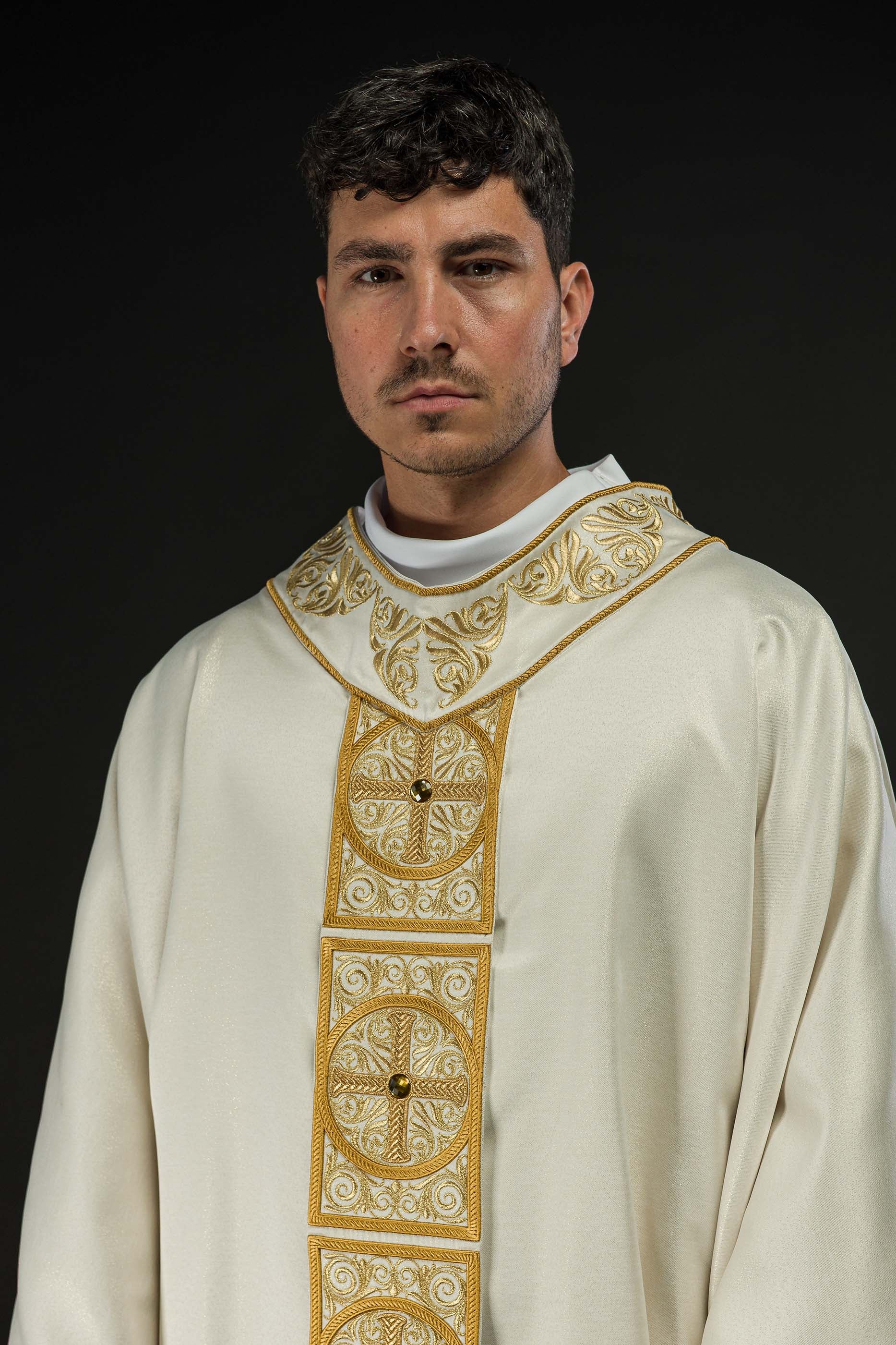 Casula de marfim ricamente bordada e decorada com pedras