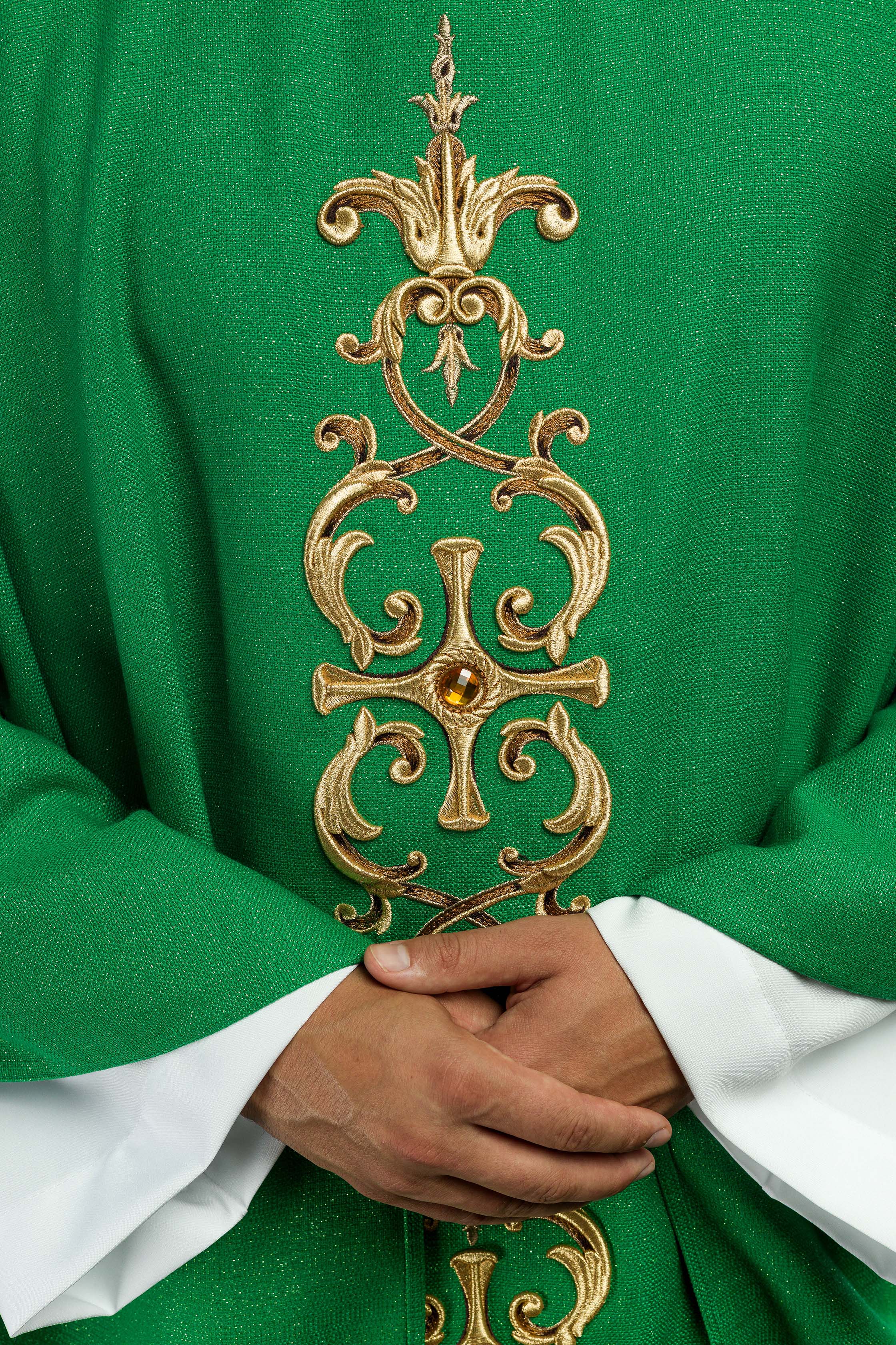 Casula verde ricamente bordada e decorada com pedras