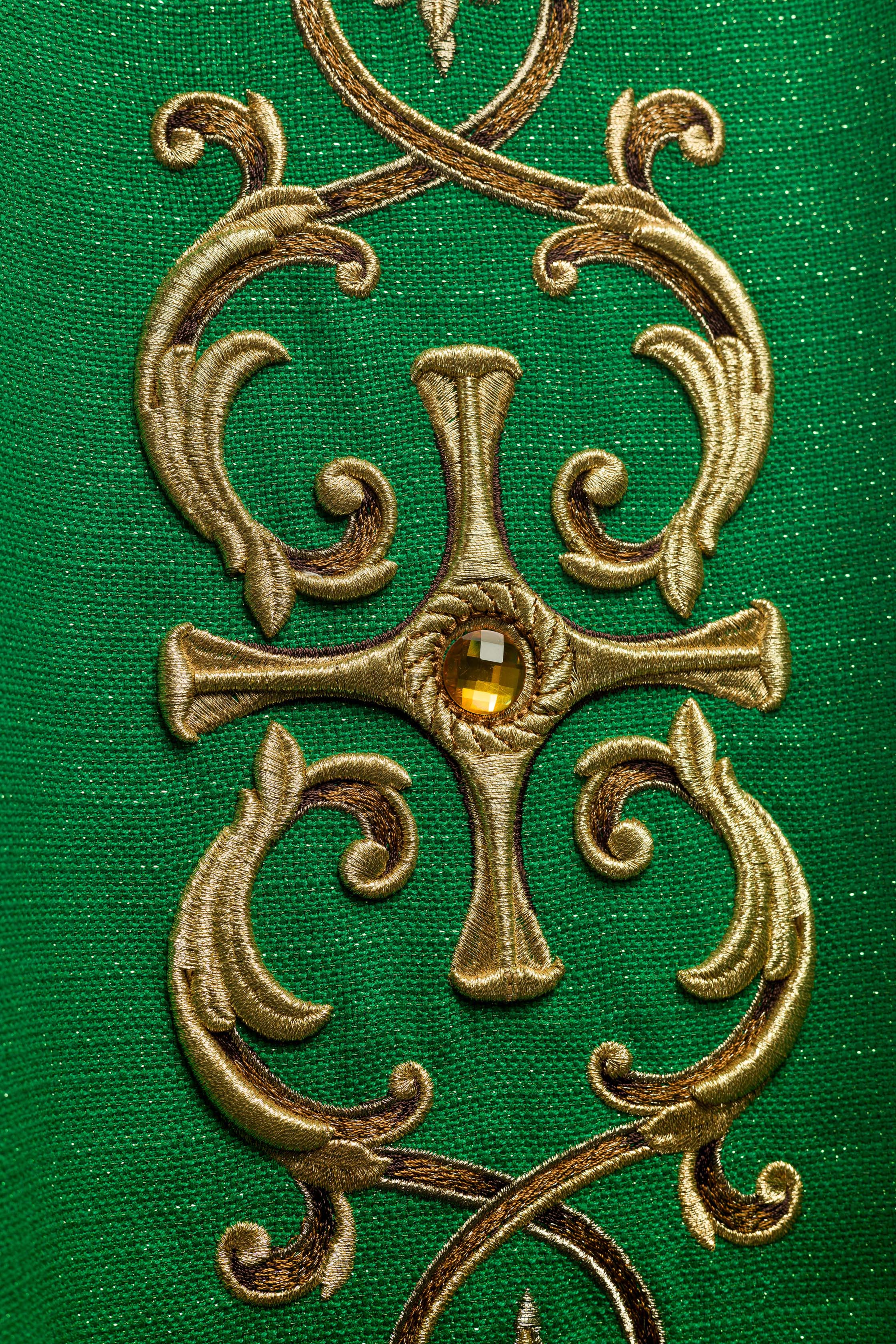 Casula verde ricamente bordada e decorada com pedras