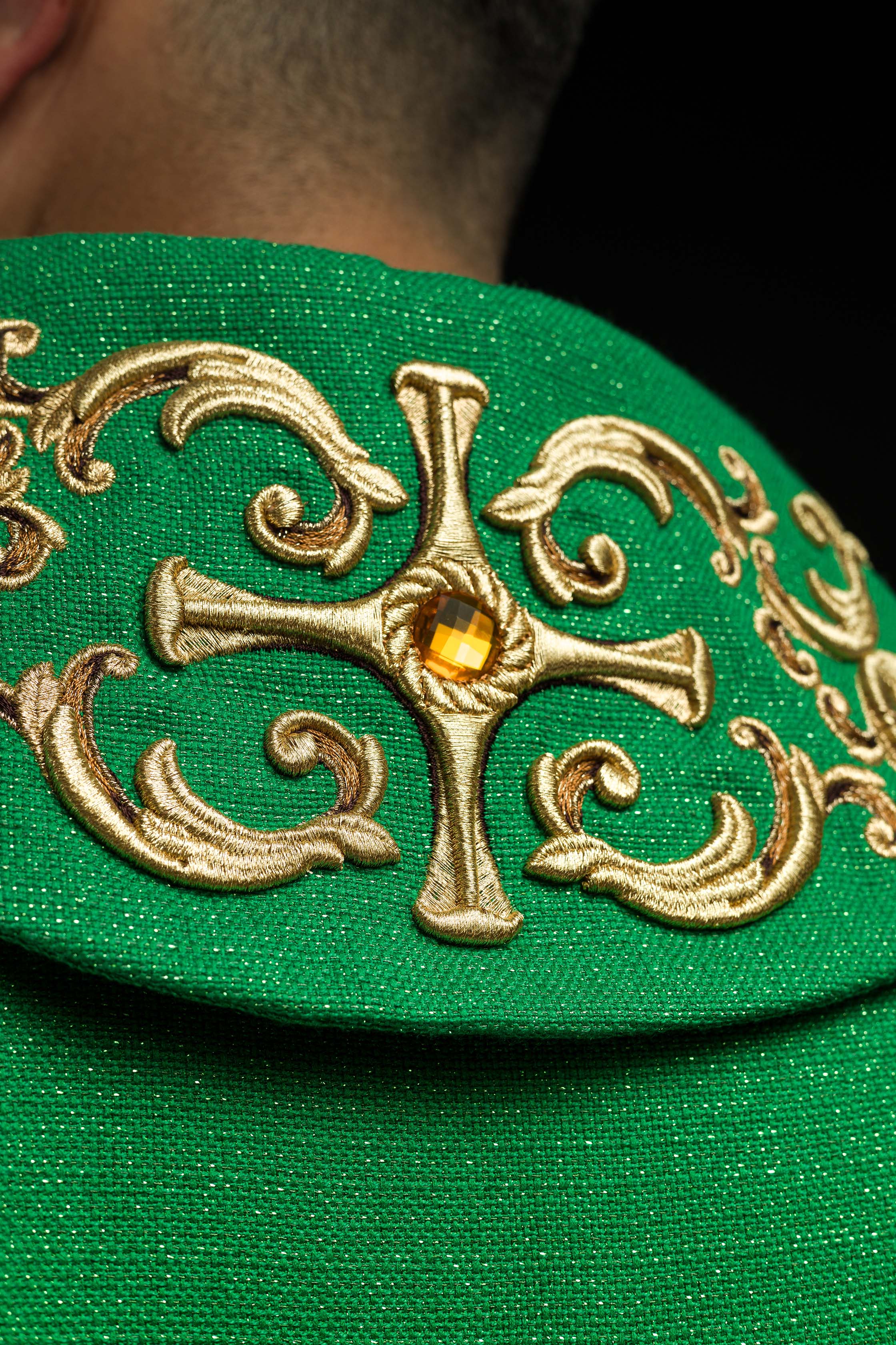 Casula verde ricamente bordada e decorada com pedras