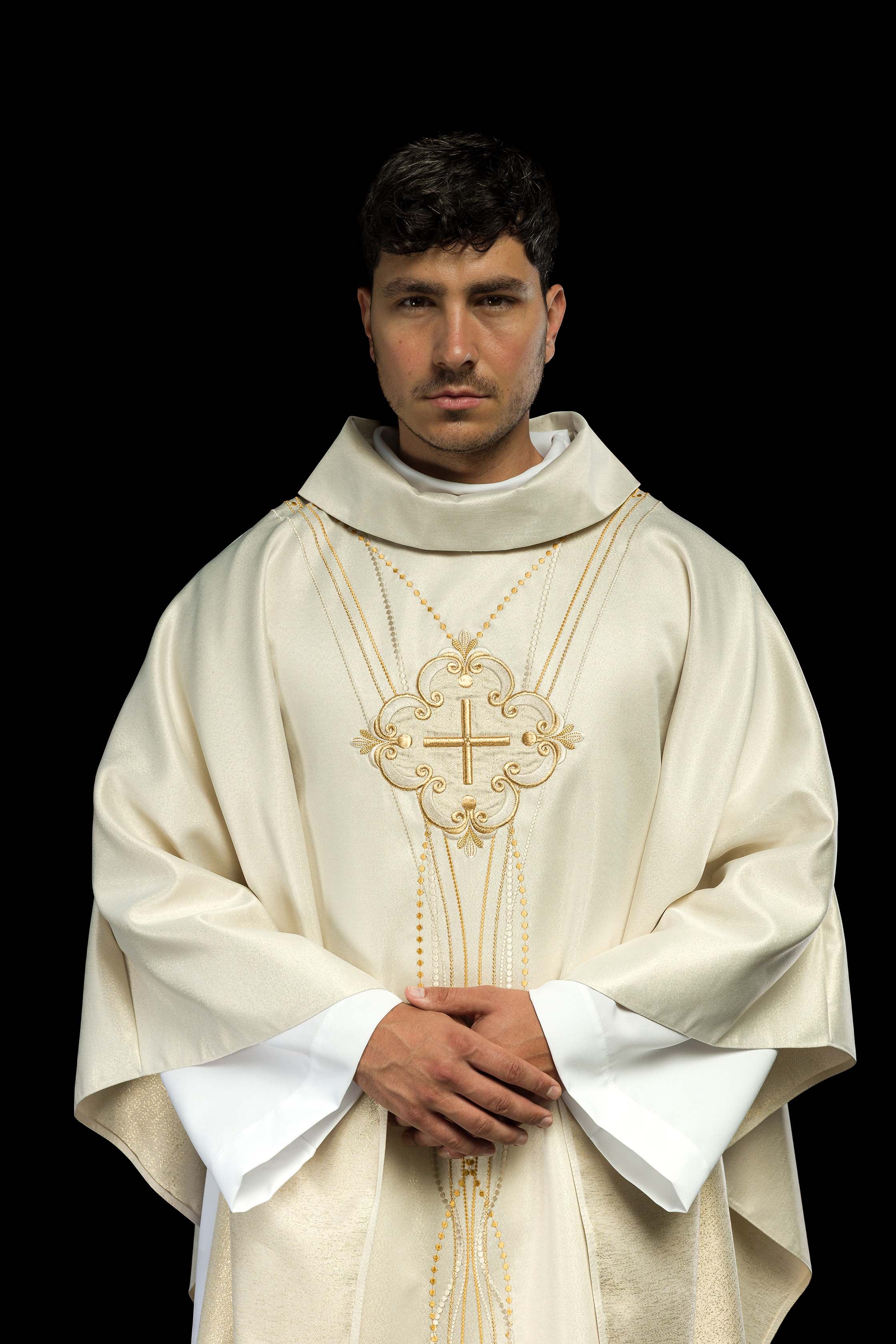 Casula em marfim inspirada no rosário