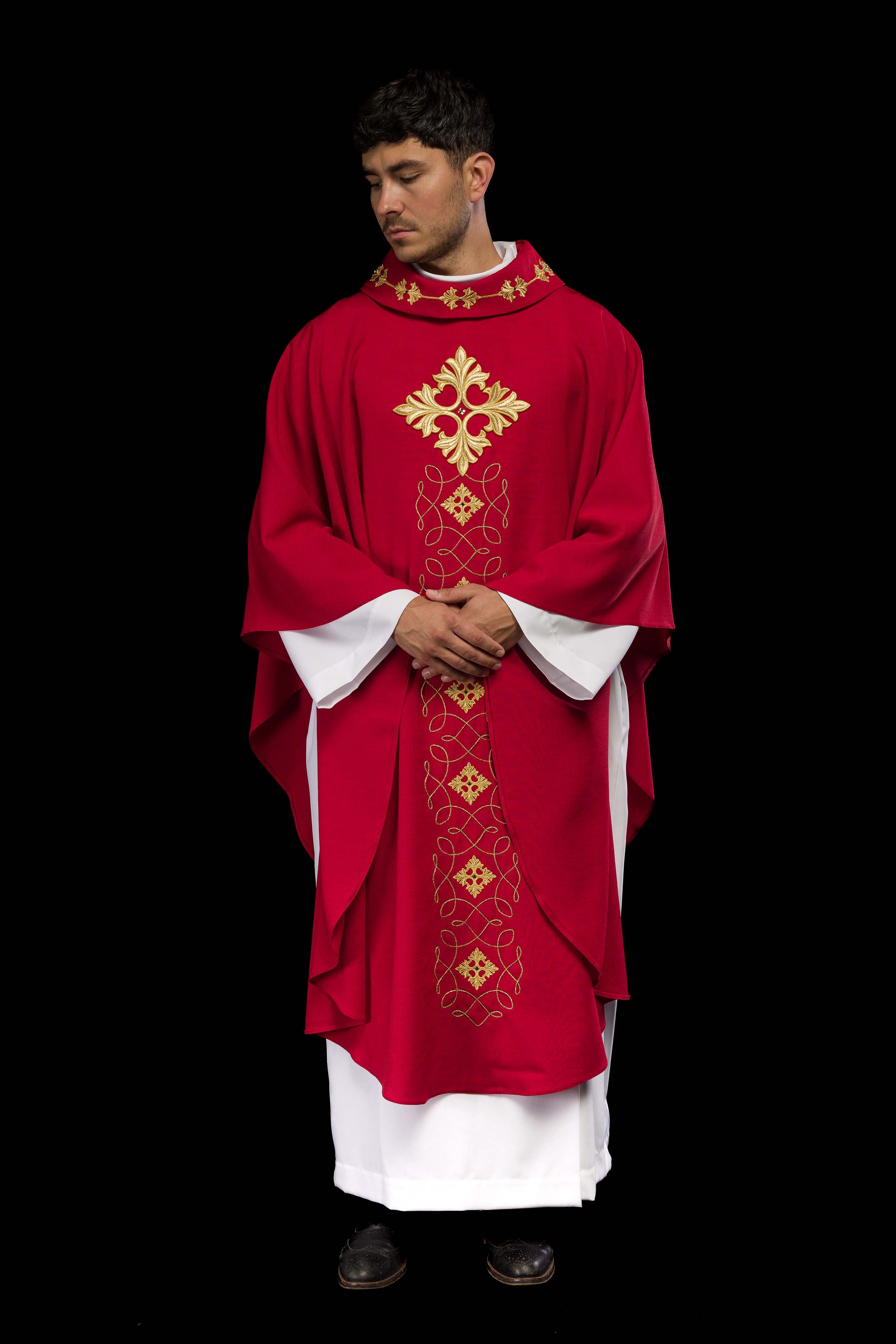 Casula vermelha ricamente bordada e decorada com pedras