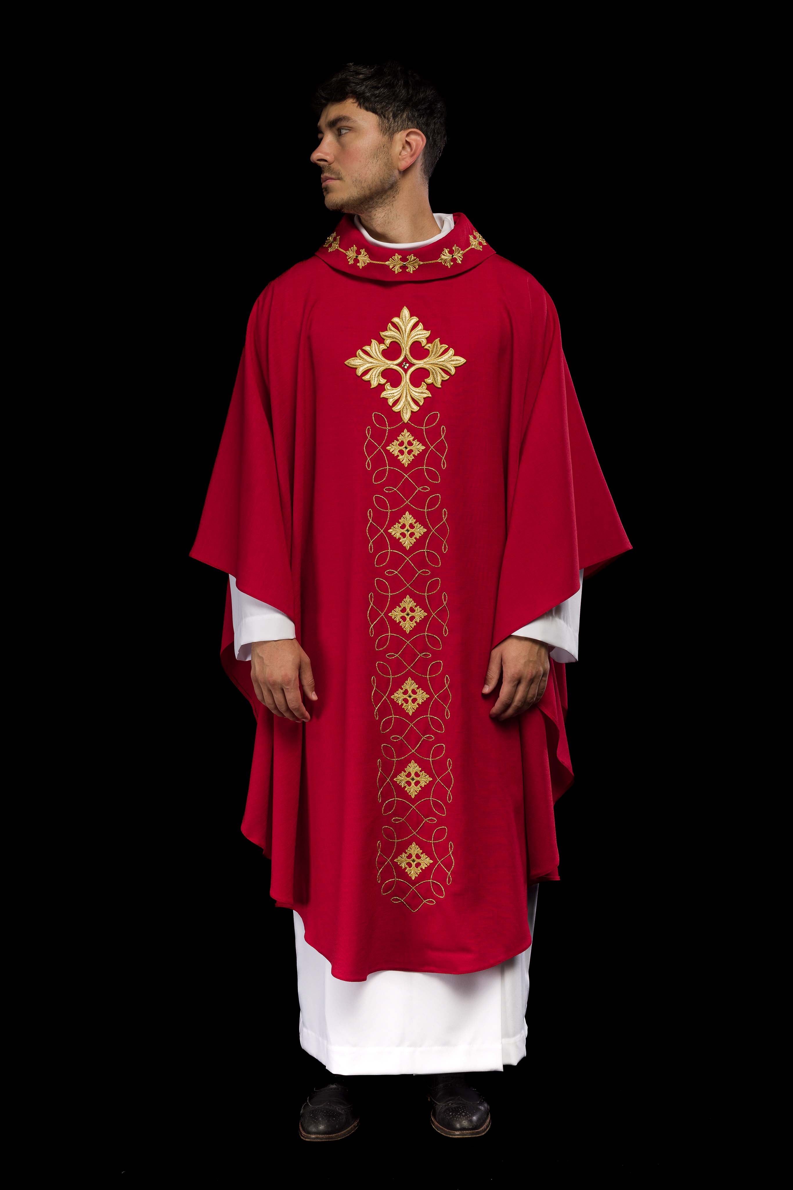 Casula vermelha ricamente bordada e decorada com pedras