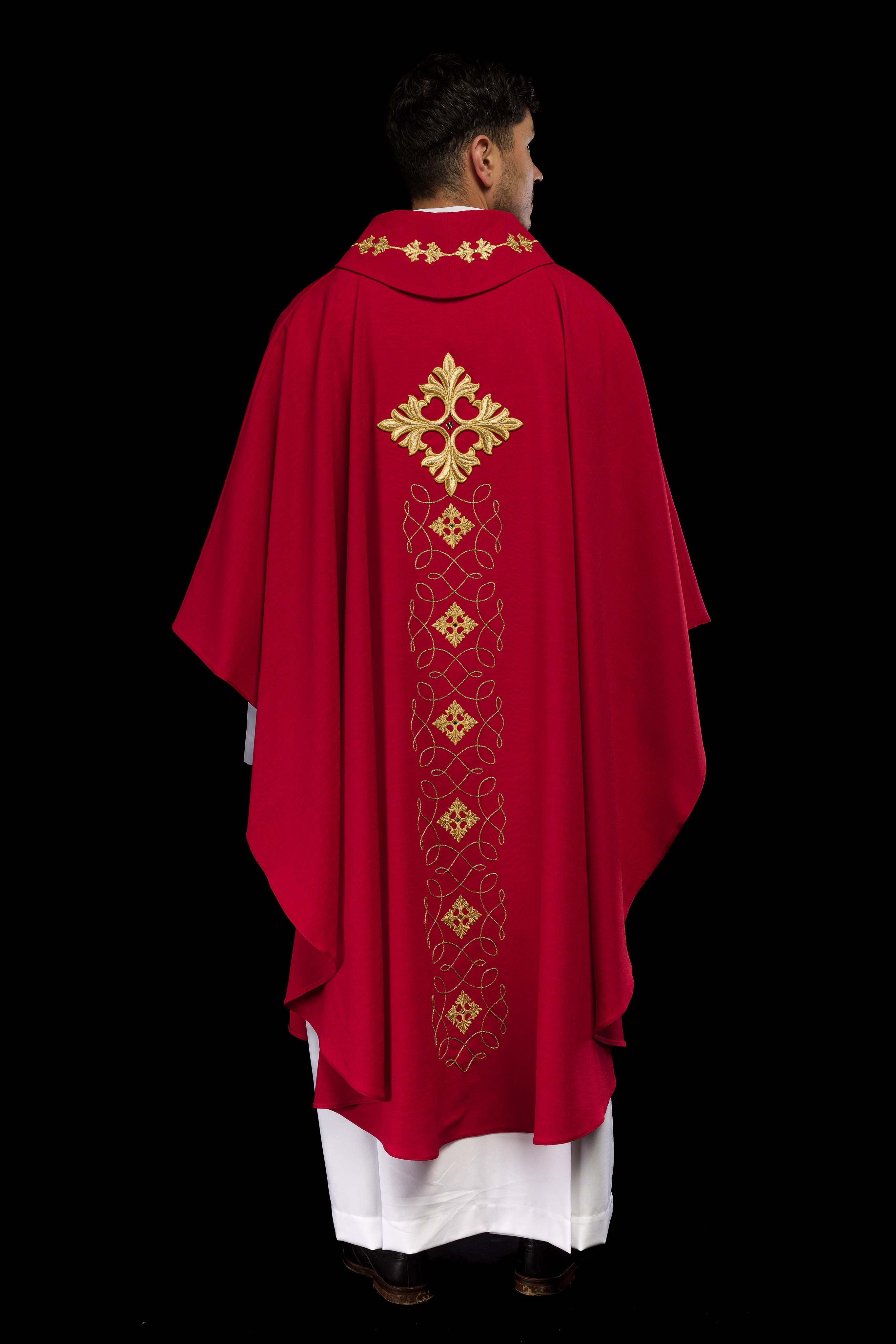 Casula vermelha ricamente bordada e decorada com pedras