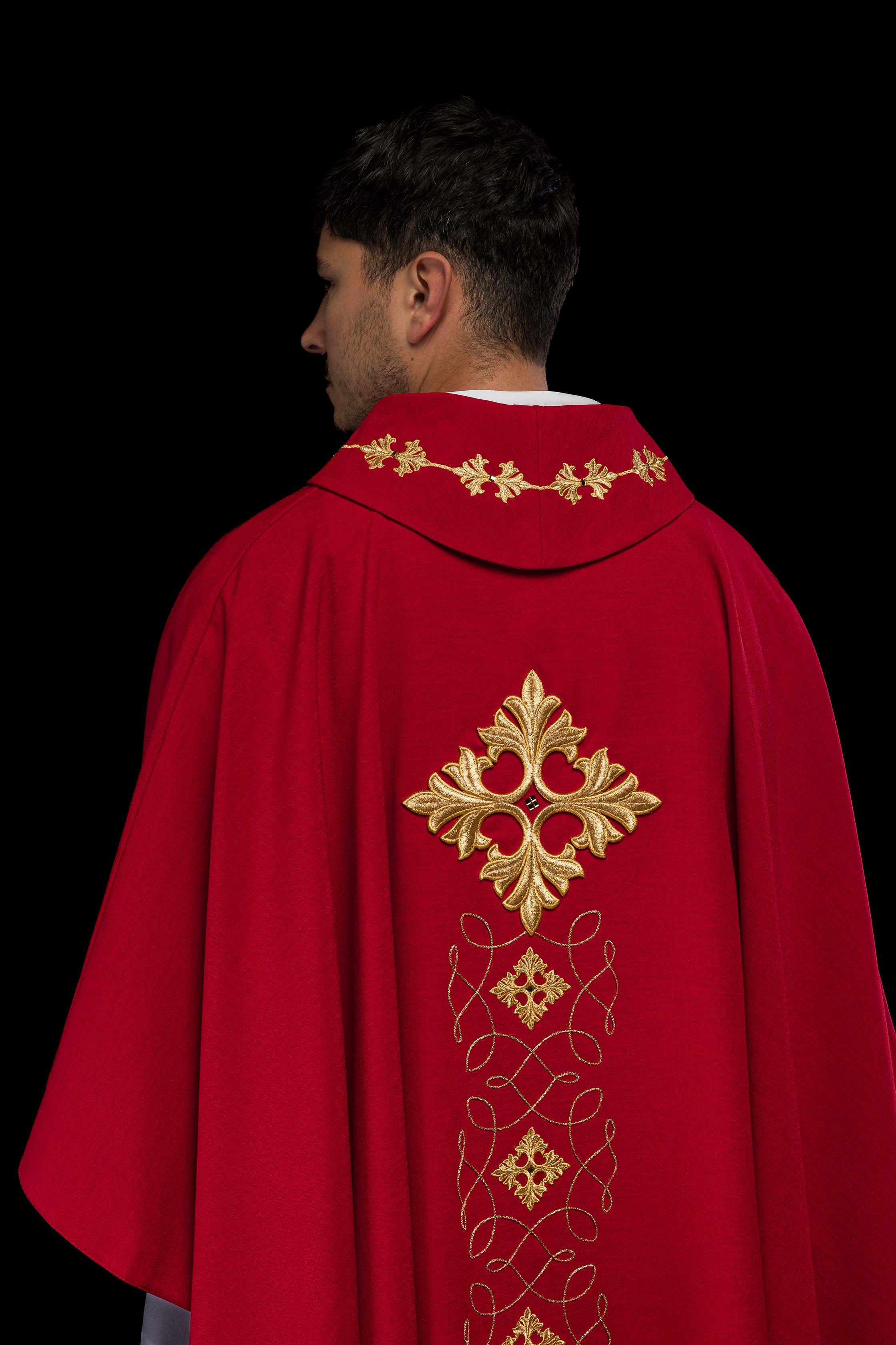 Casula vermelha ricamente bordada e decorada com pedras