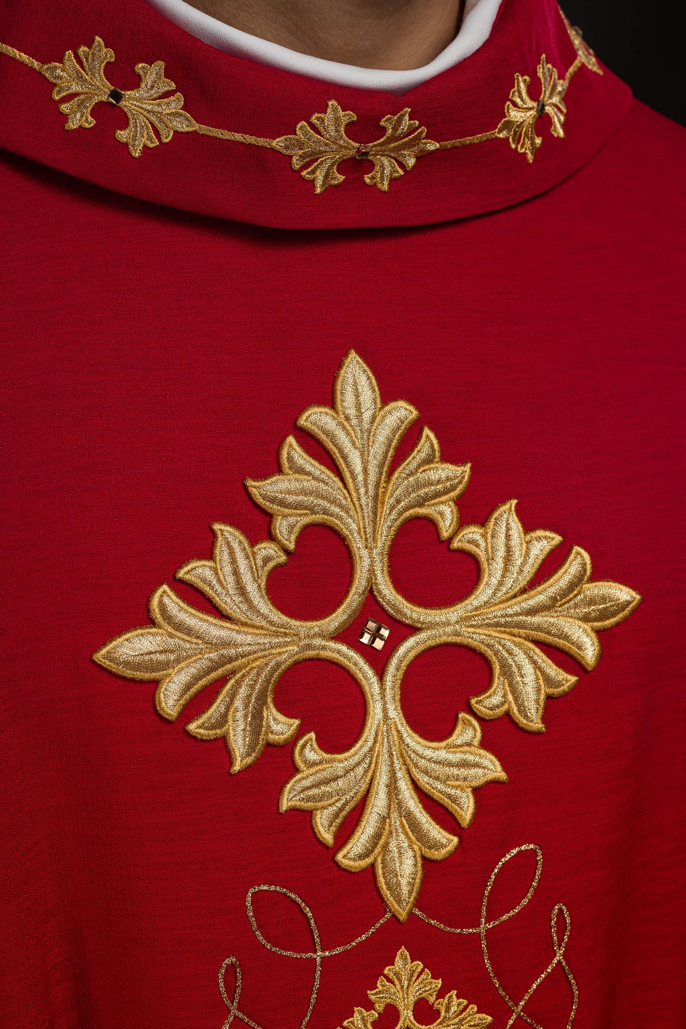 Casula vermelha ricamente bordada e decorada com pedras