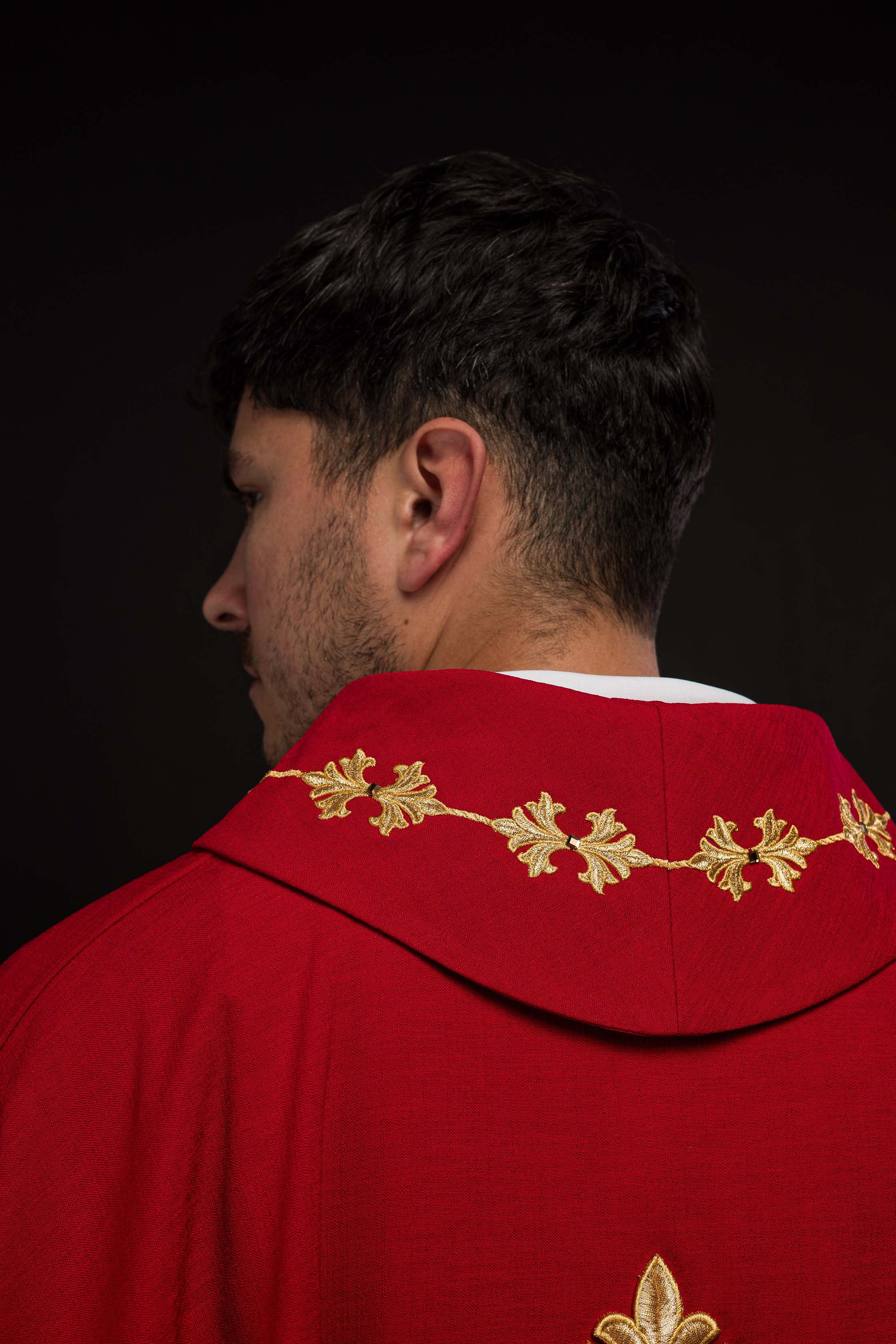 Casula vermelha ricamente bordada e decorada com pedras