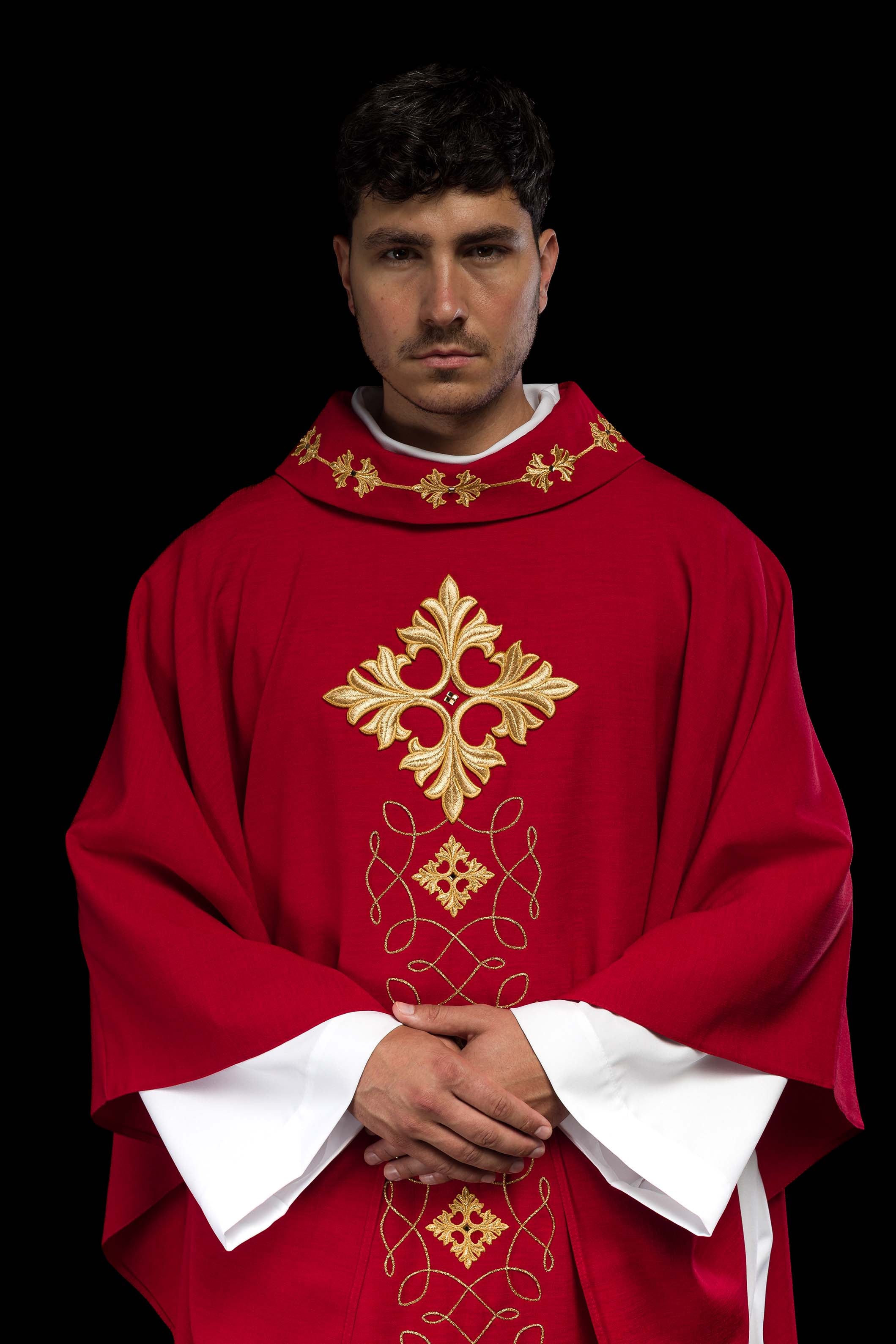 Casula vermelha ricamente bordada e decorada com pedras