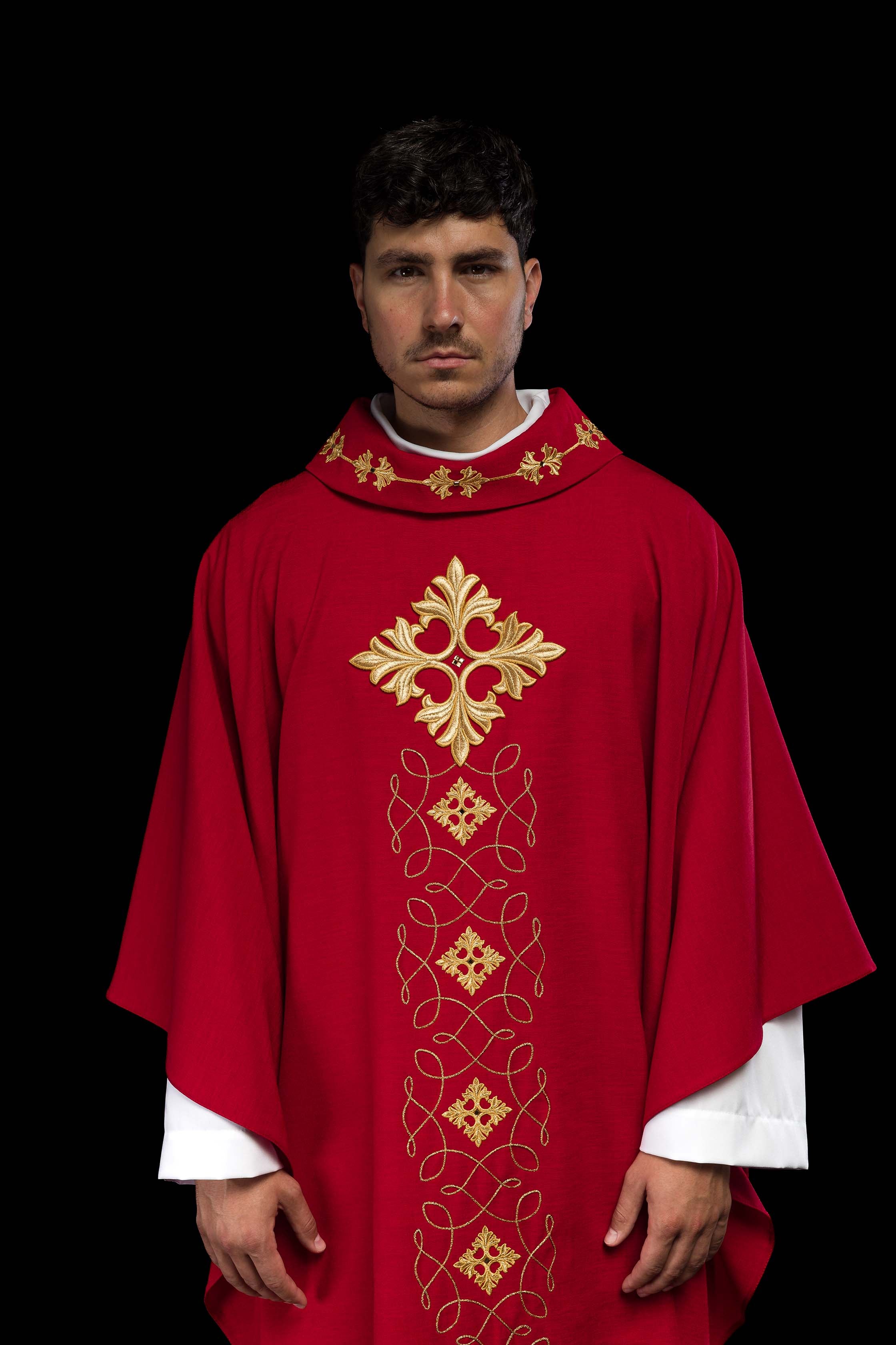 Casula vermelha ricamente bordada e decorada com pedras